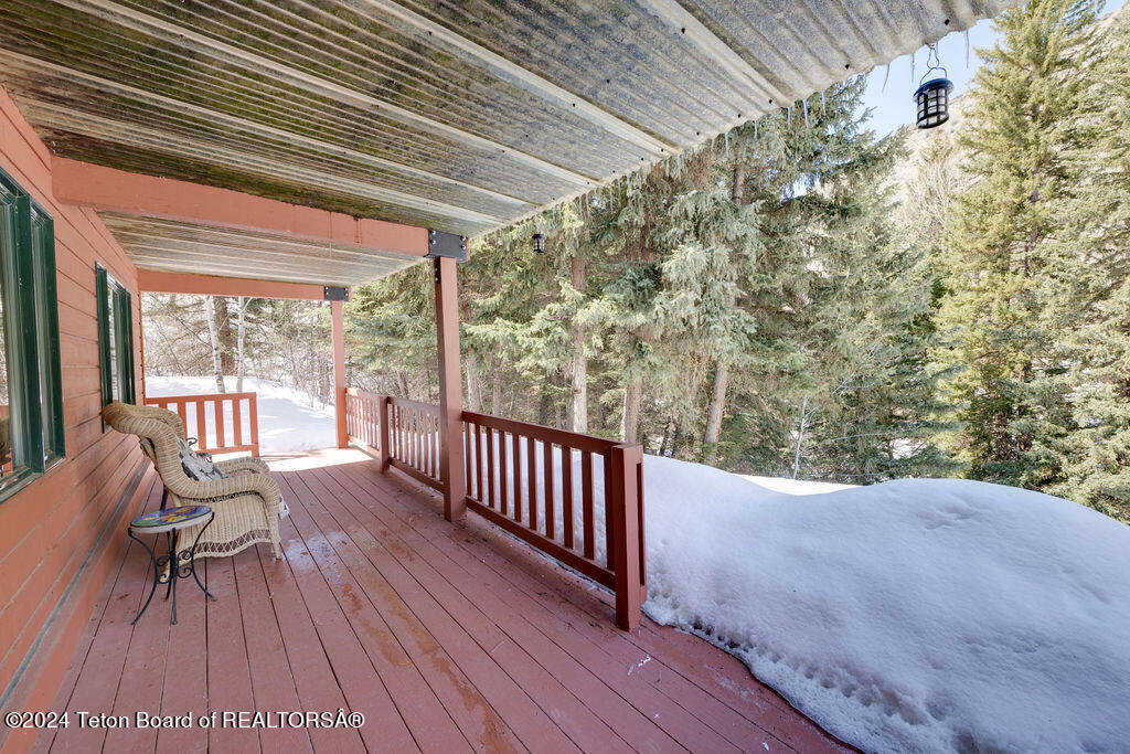 2425 E HORSE CREEK Road