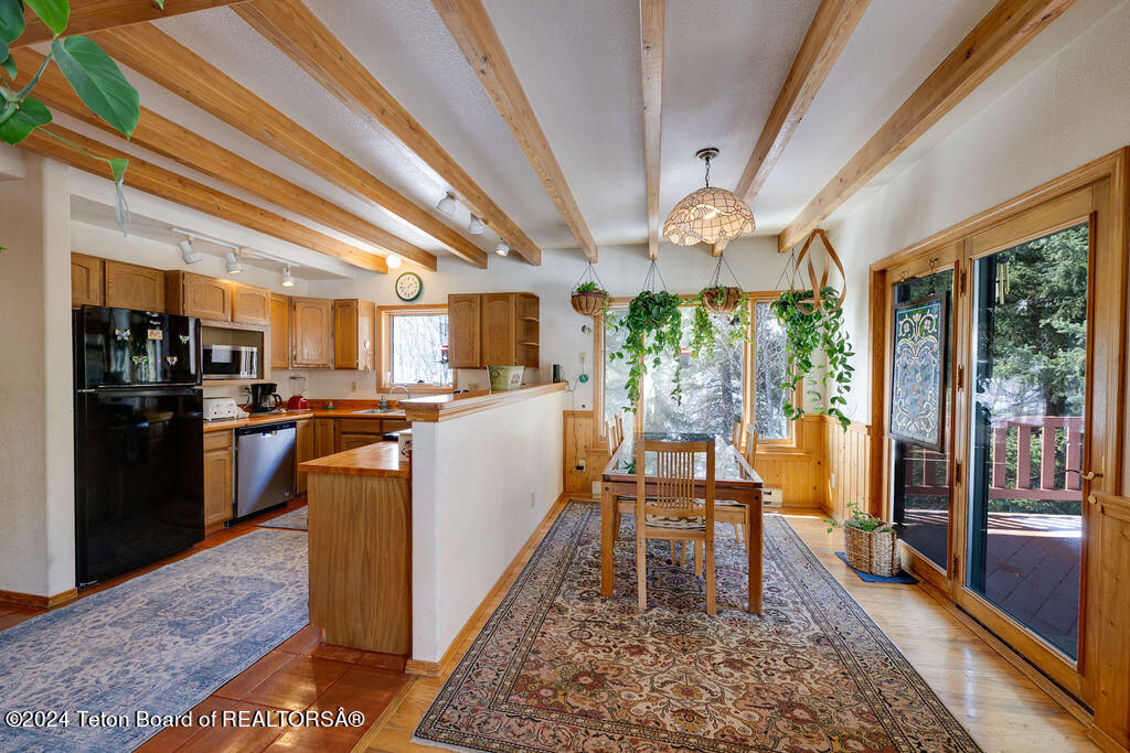 2425 E HORSE CREEK Road