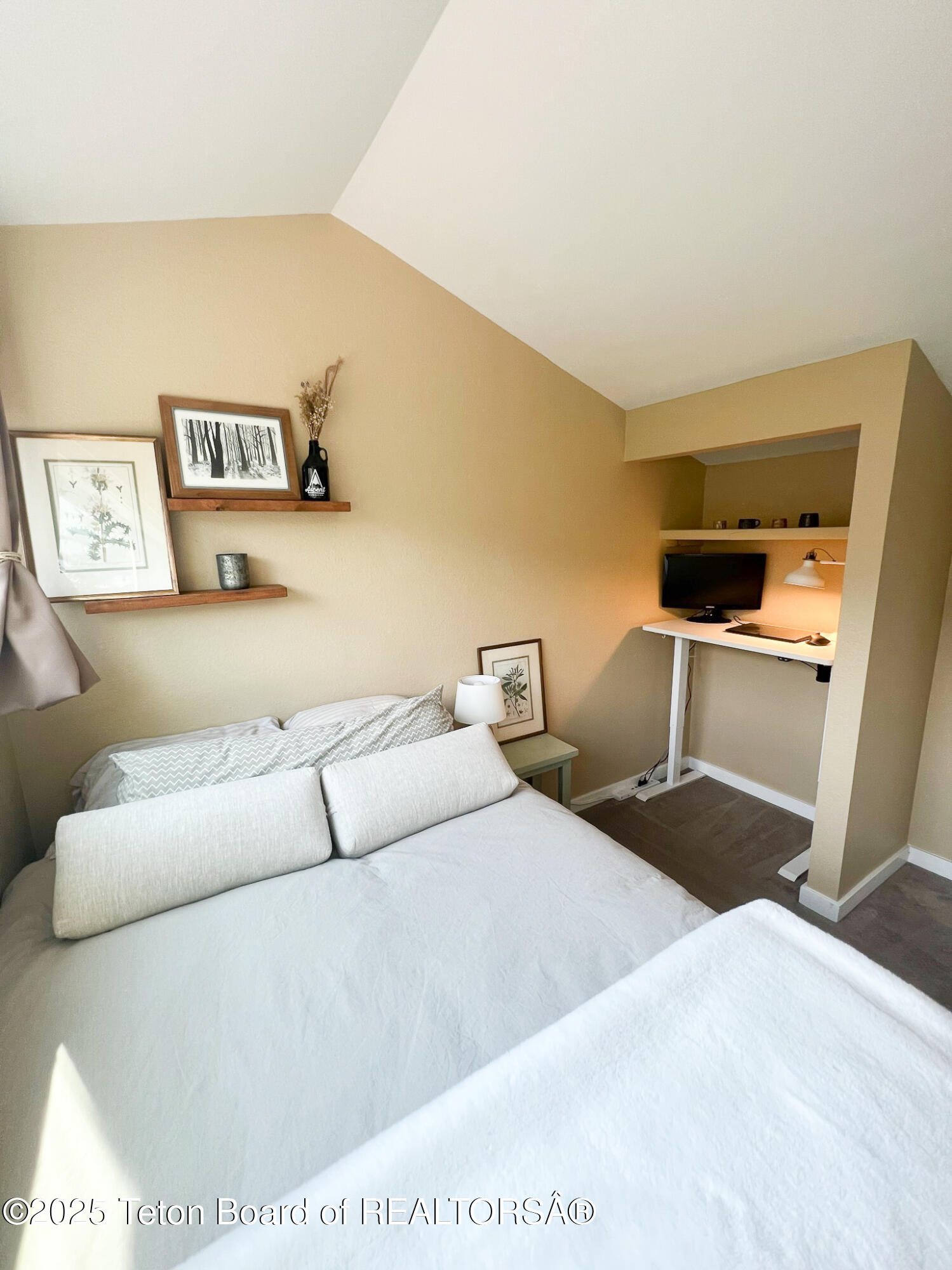 355 W DELONEY Avenue, D-6