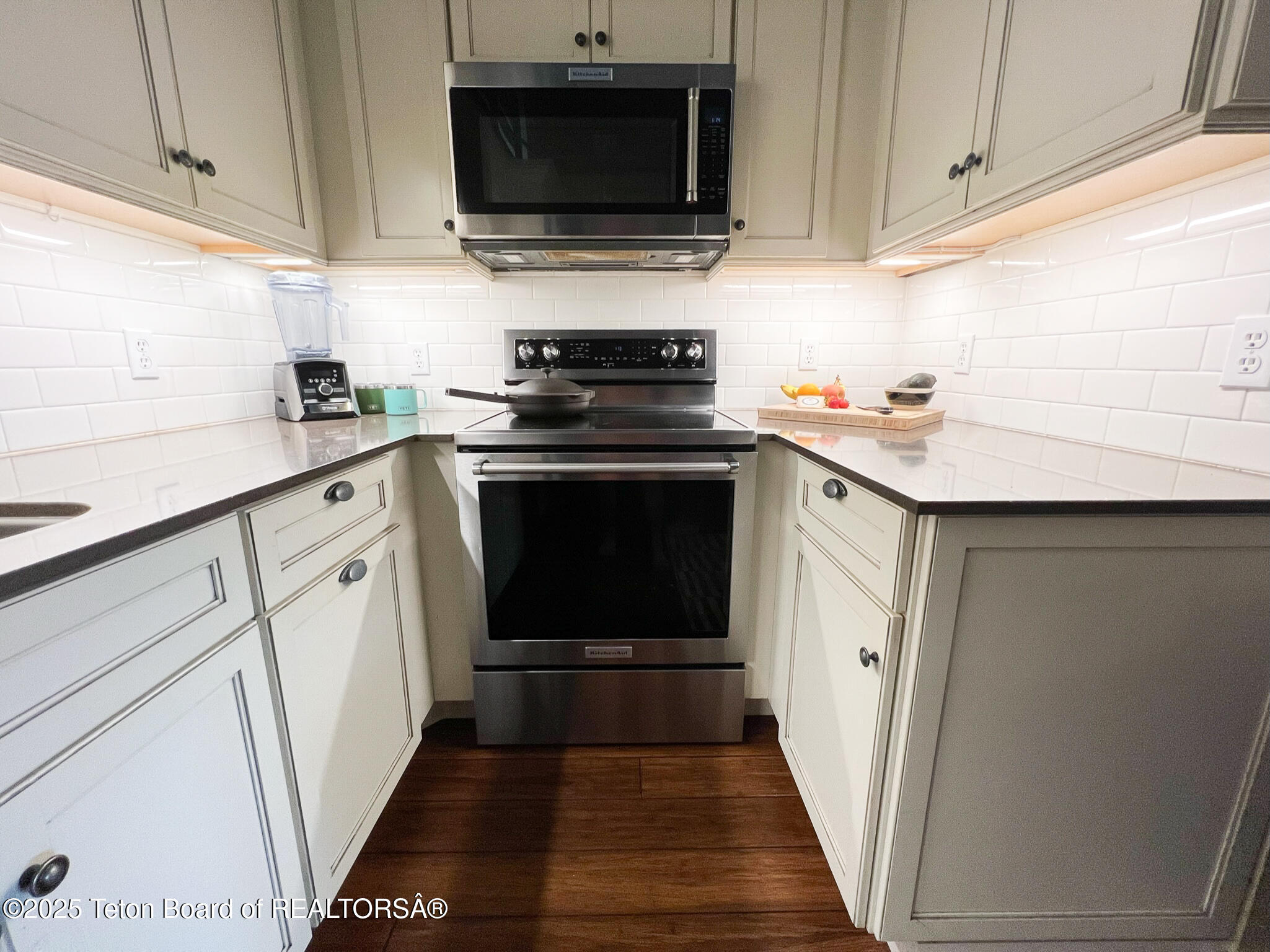 355 W DELONEY Avenue, D-6