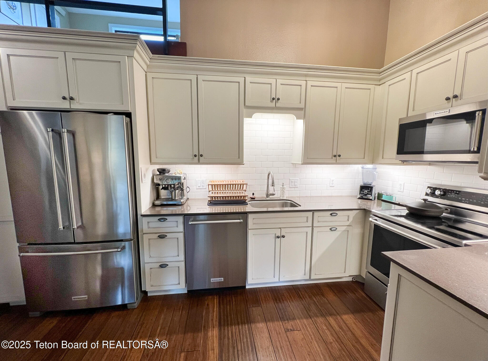 355 W DELONEY Avenue, D-6