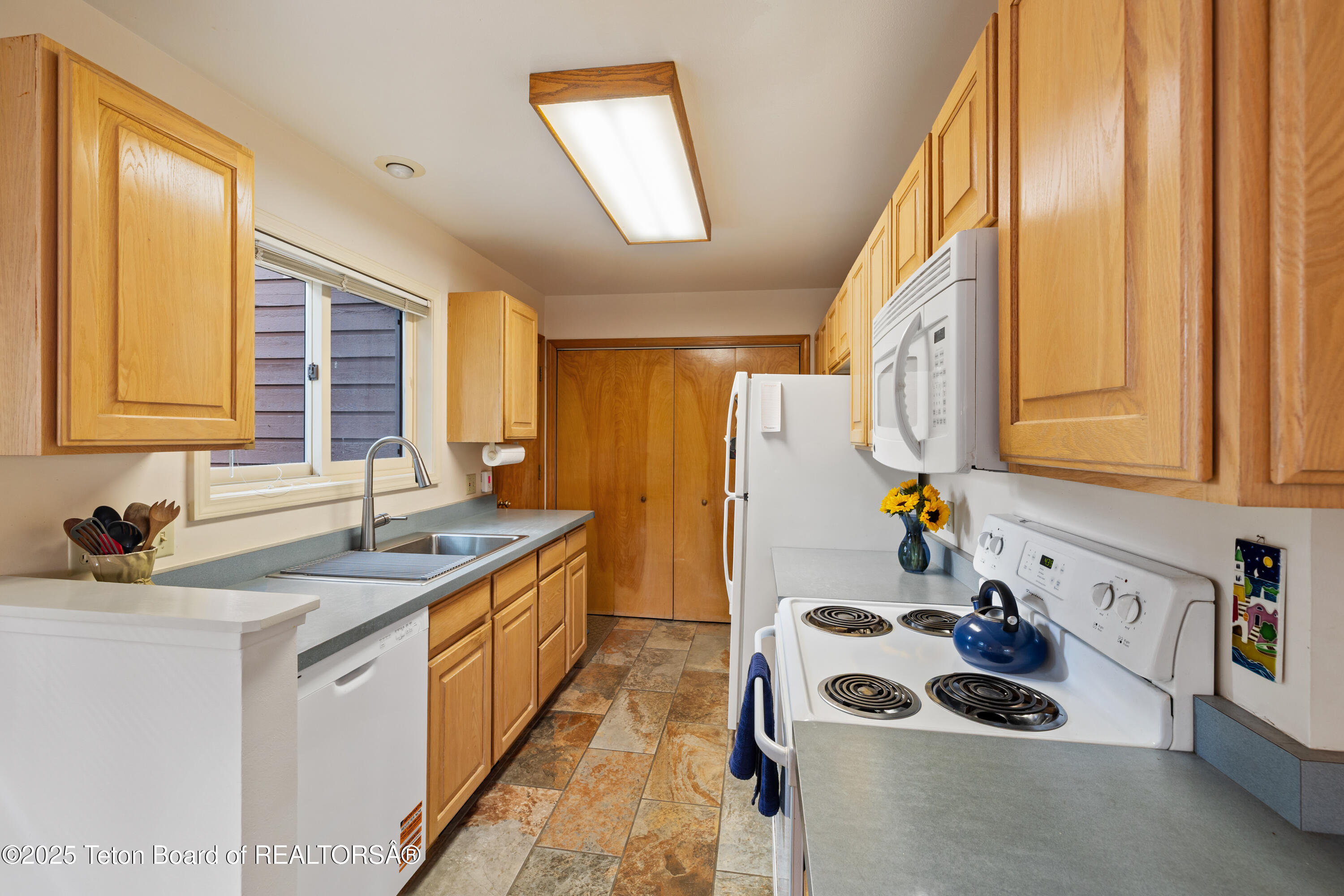 3150 W KING EIDER Road