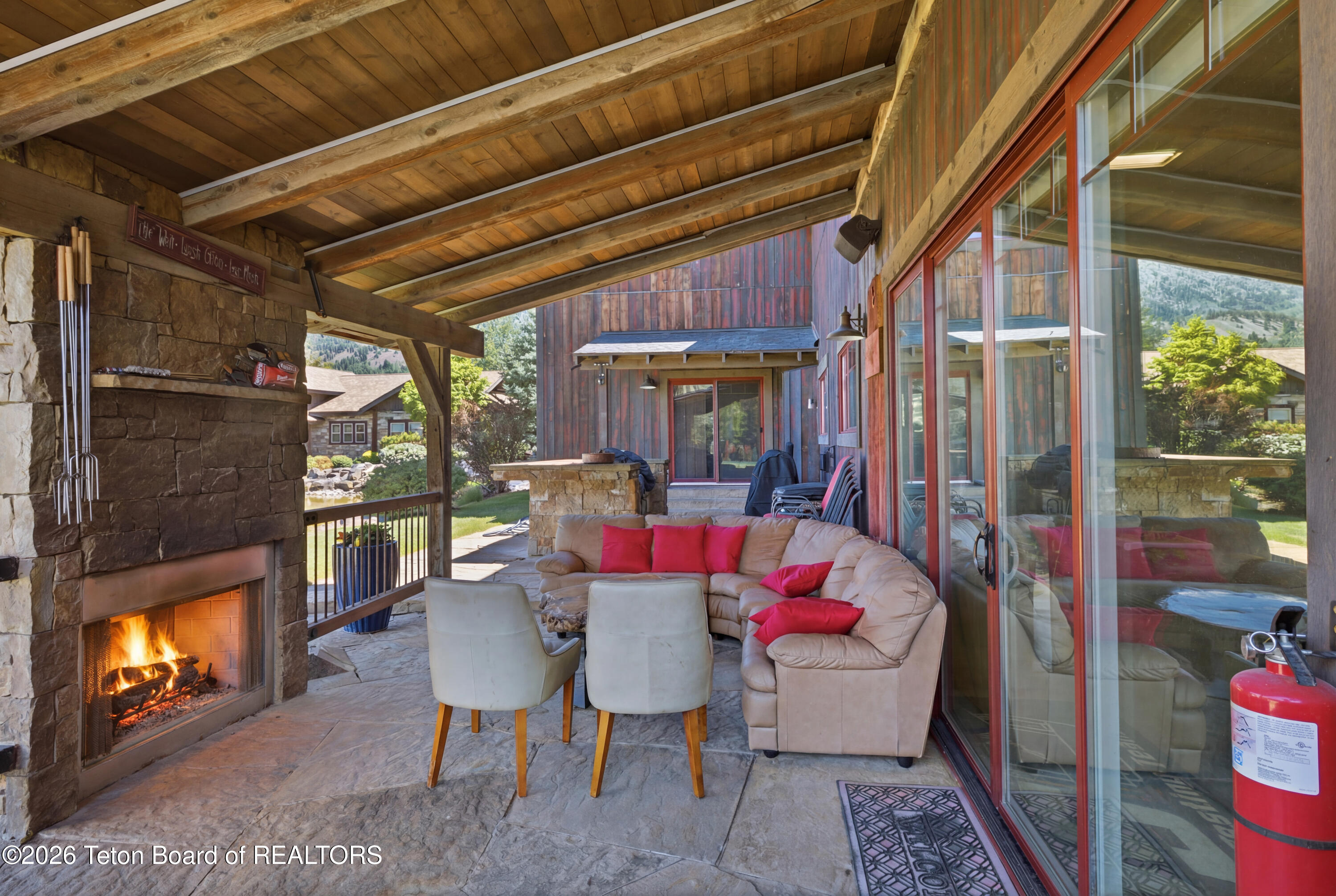 186 E RESERVE Drive