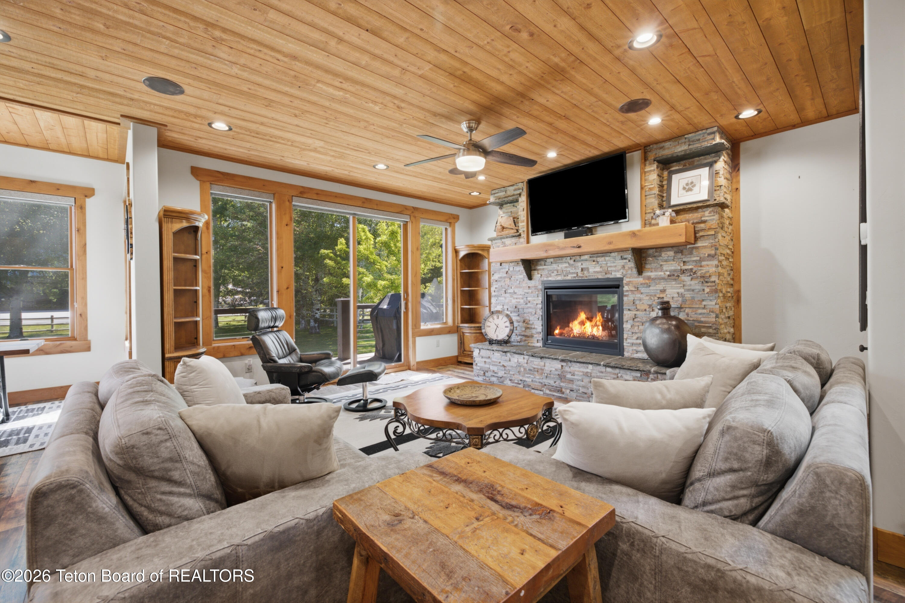 186 E RESERVE Drive