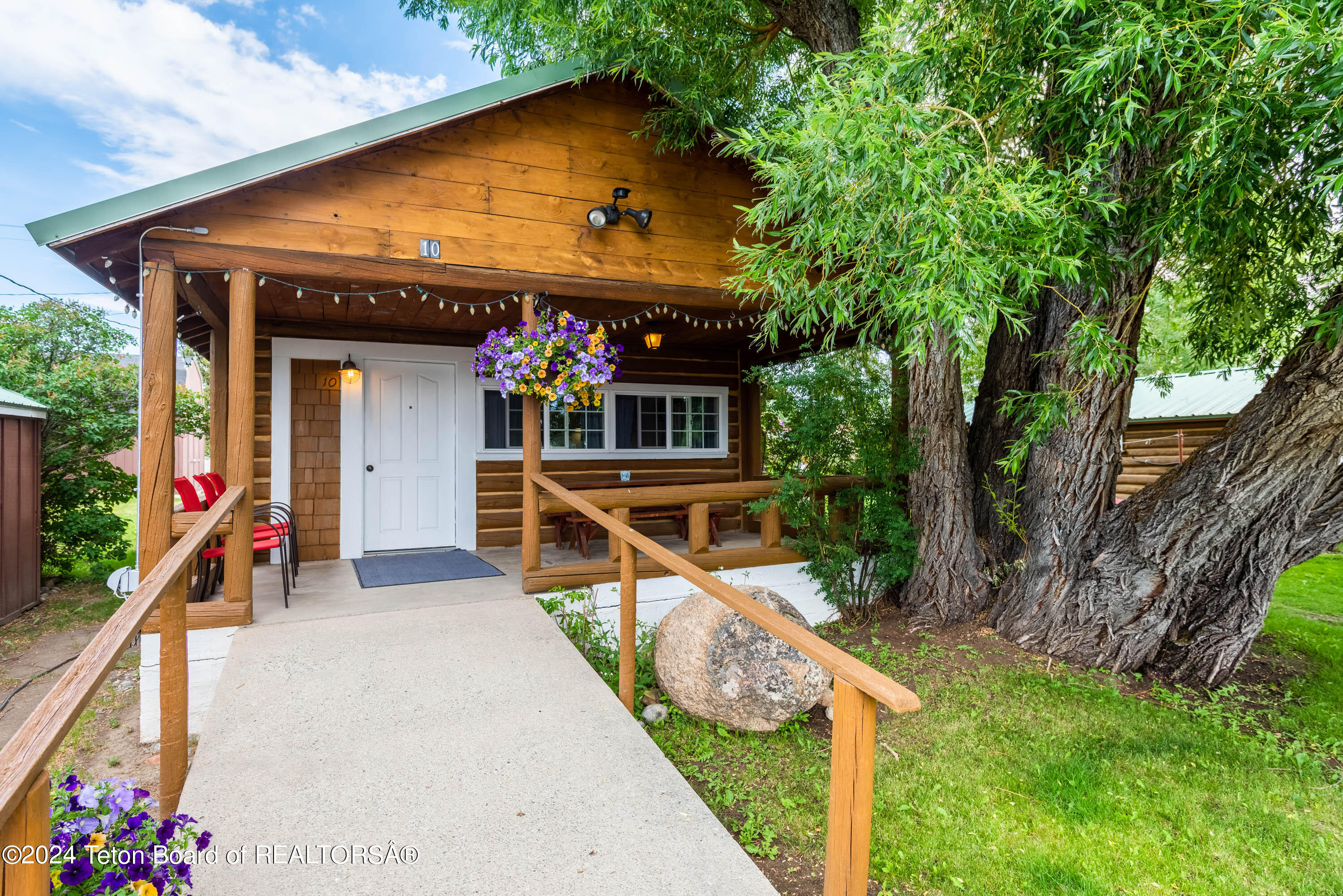 49 E MAGNOLIA Street