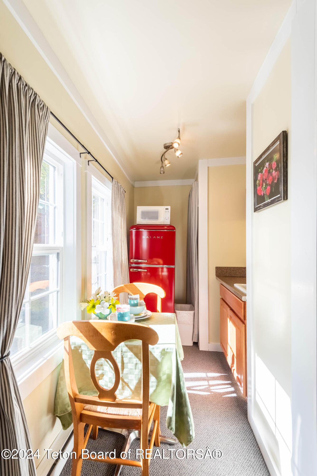 49 E MAGNOLIA Street