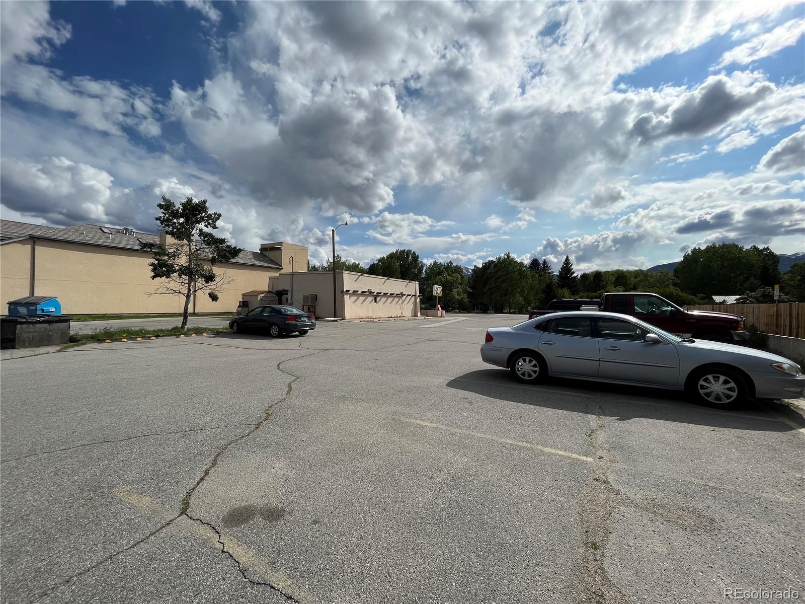 215 N US Highway 24