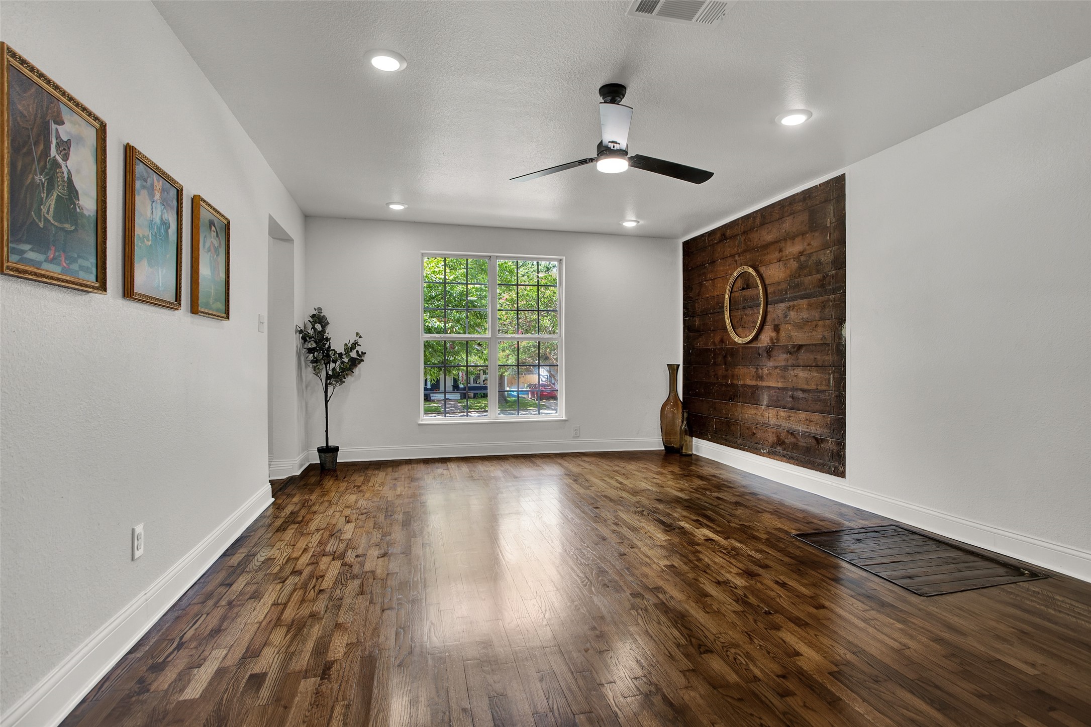 1209 W Woodard Street