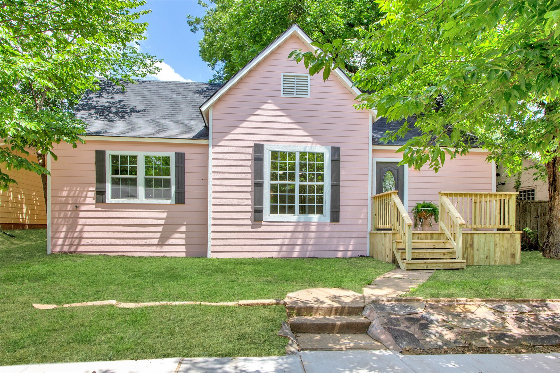 1209 W Woodard Street