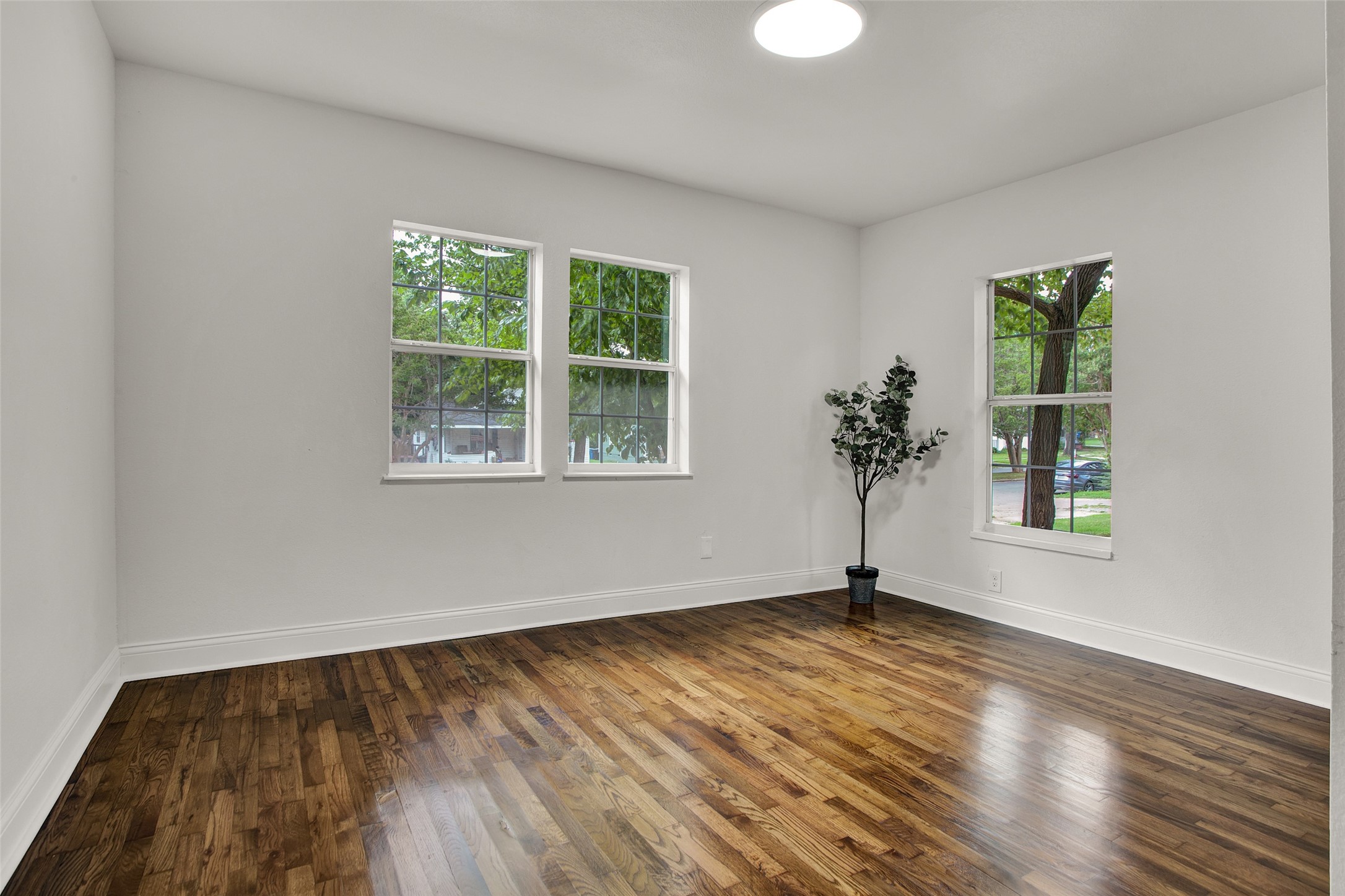 1209 W Woodard Street