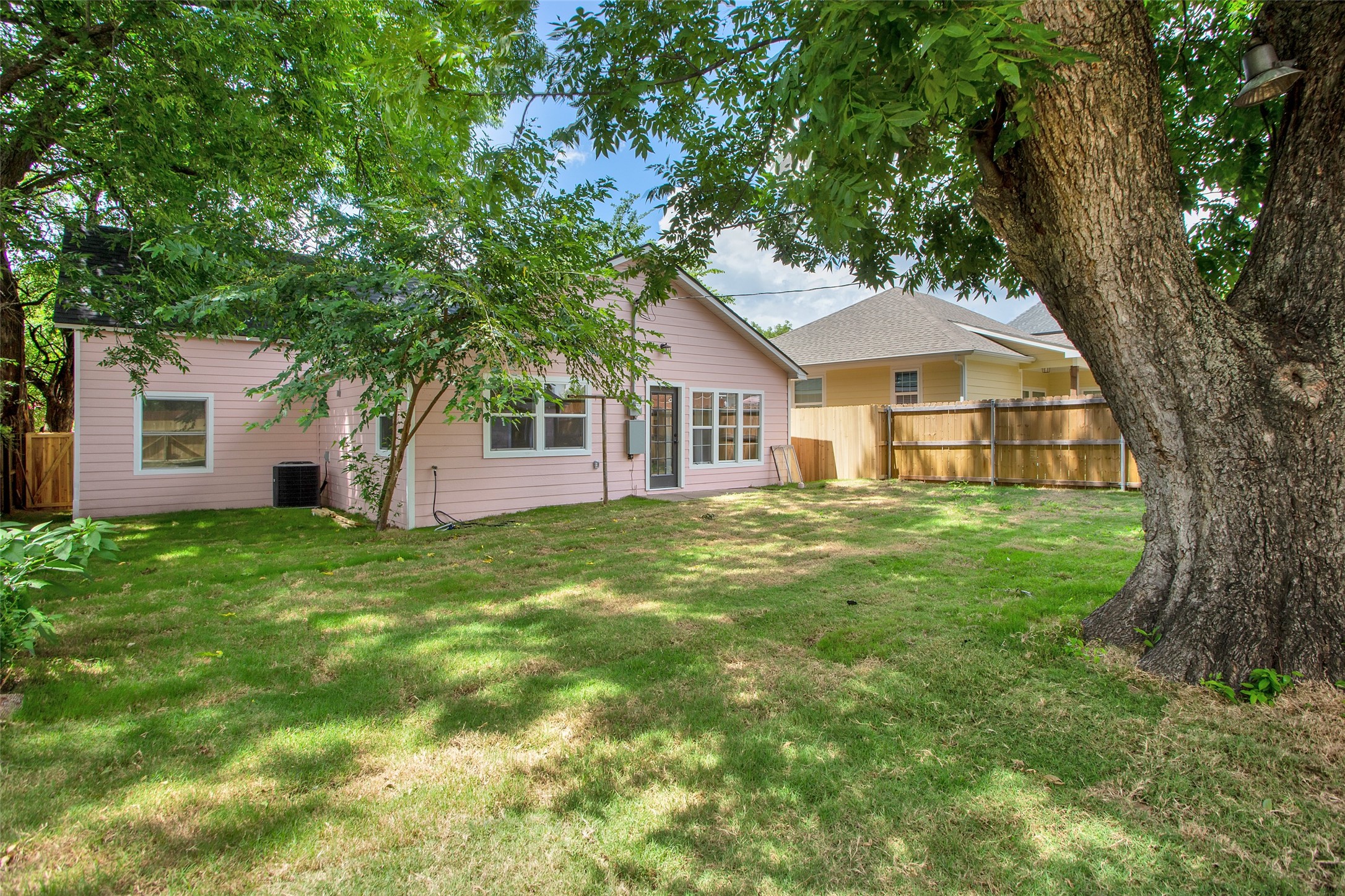 1209 W Woodard Street