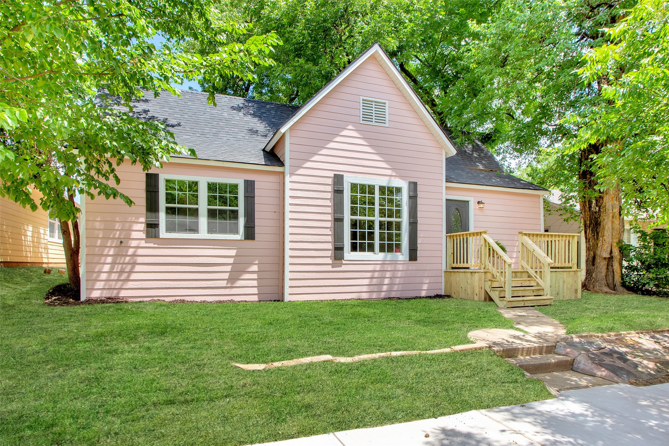 1209 W Woodard Street