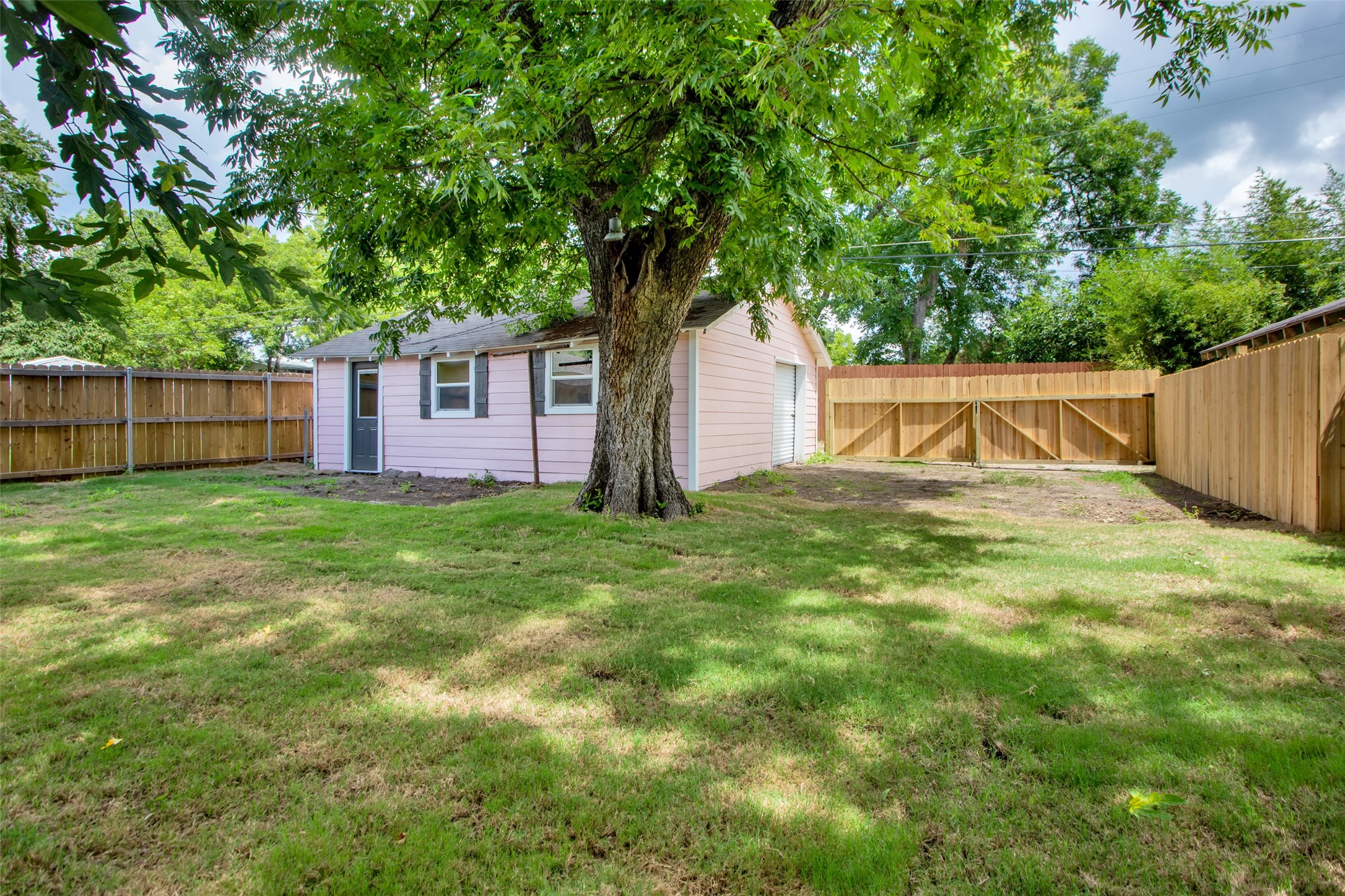 1209 W Woodard Street