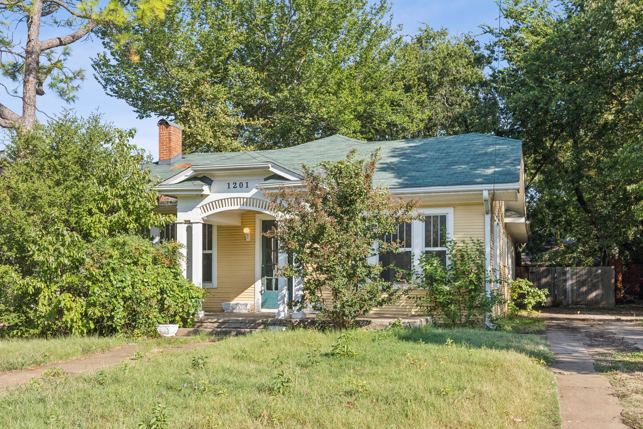 1201 E Lamar