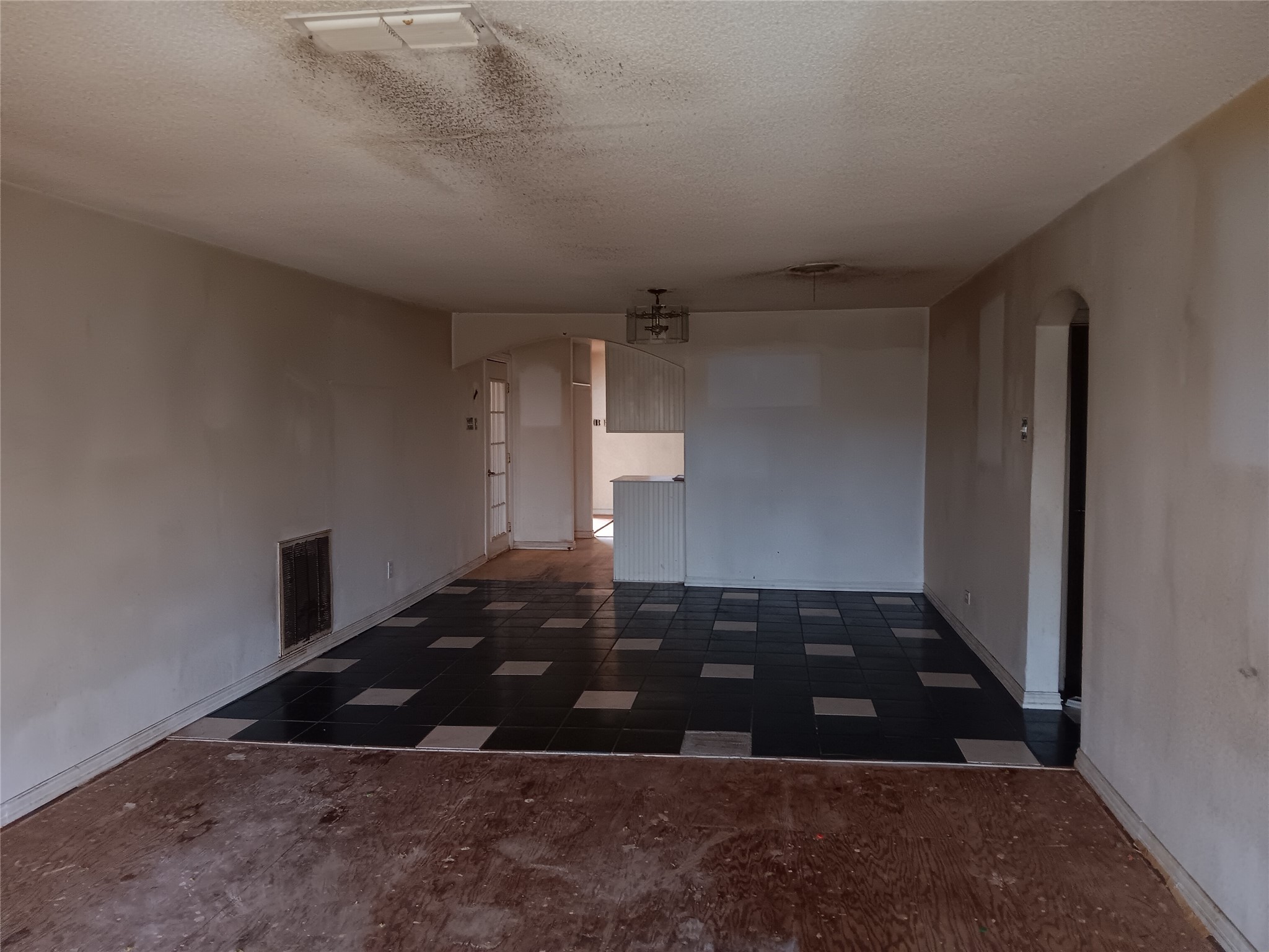 1609 W Woodard Street