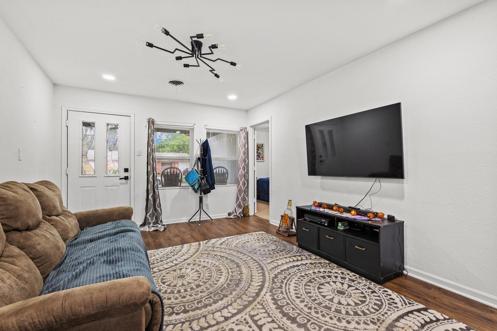 1807 W Belden Street