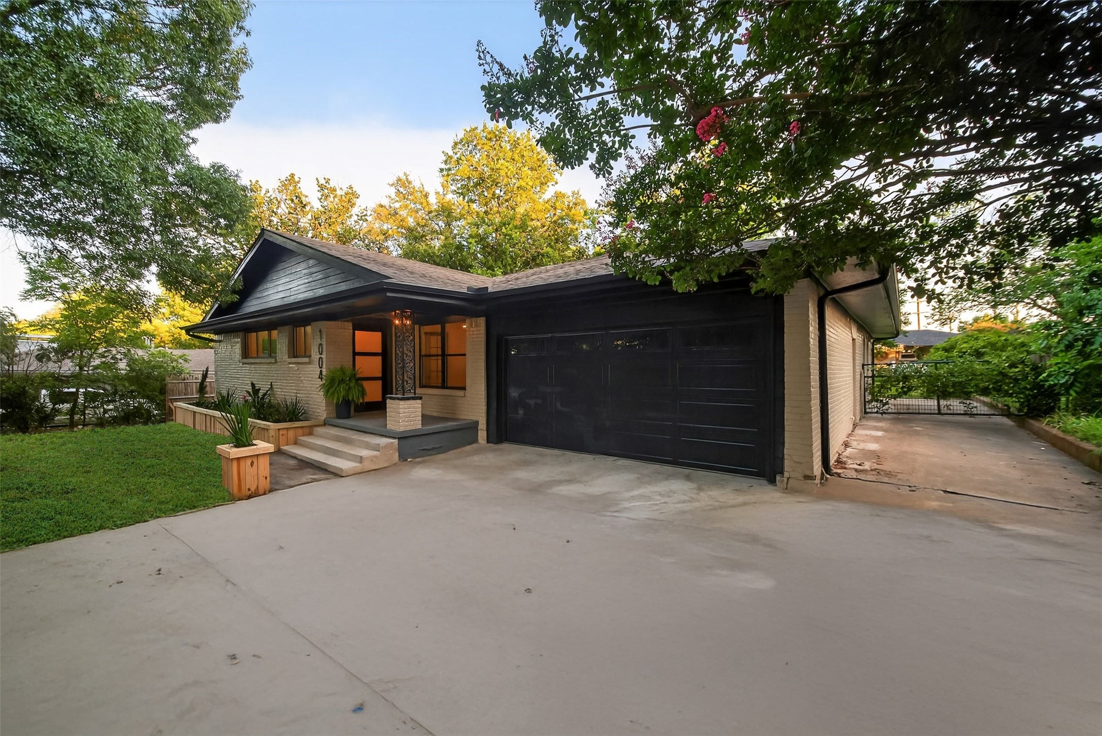 1004 Western Hills Drive