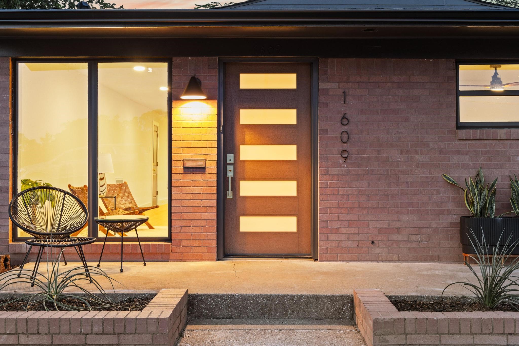 1609 W Woodard Street