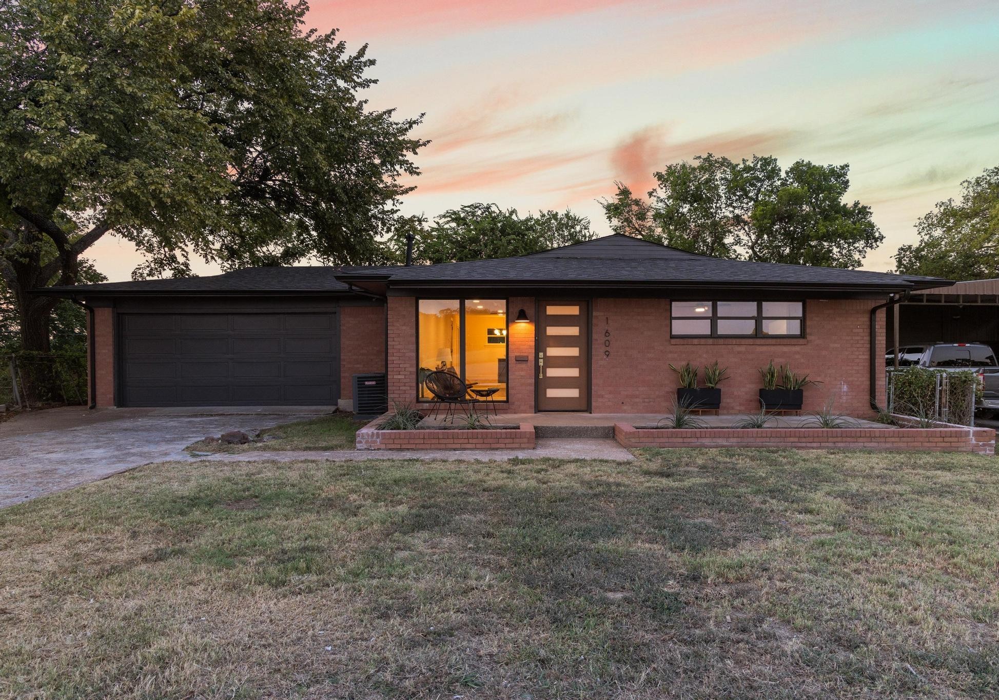 1609 W Woodard Street