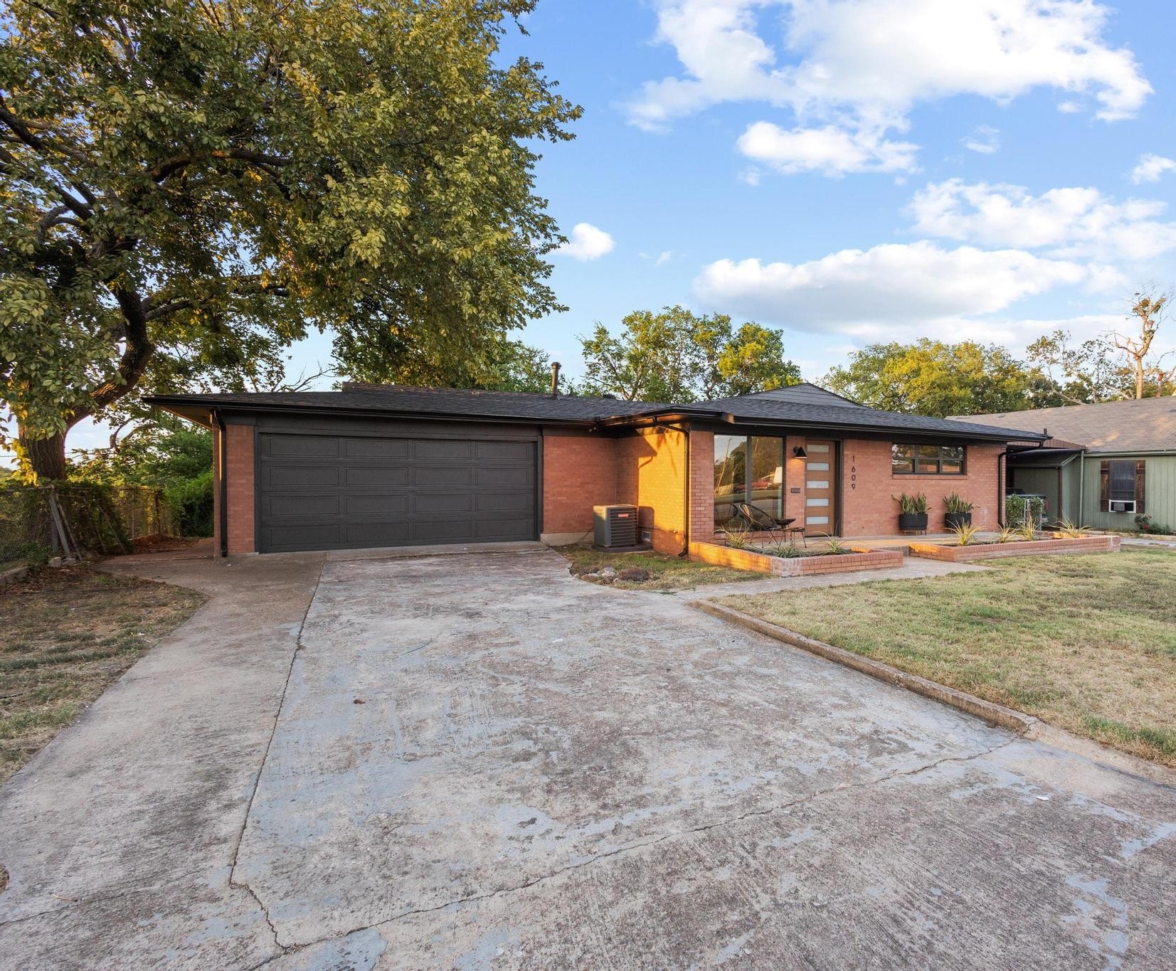 1609 W Woodard Street