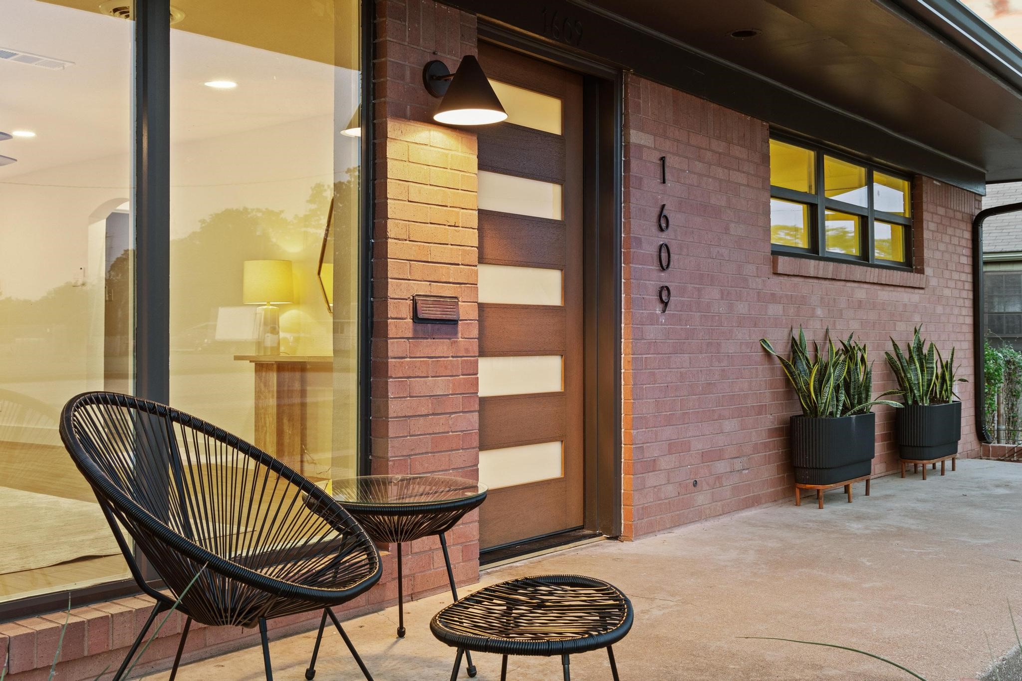 1609 W Woodard Street