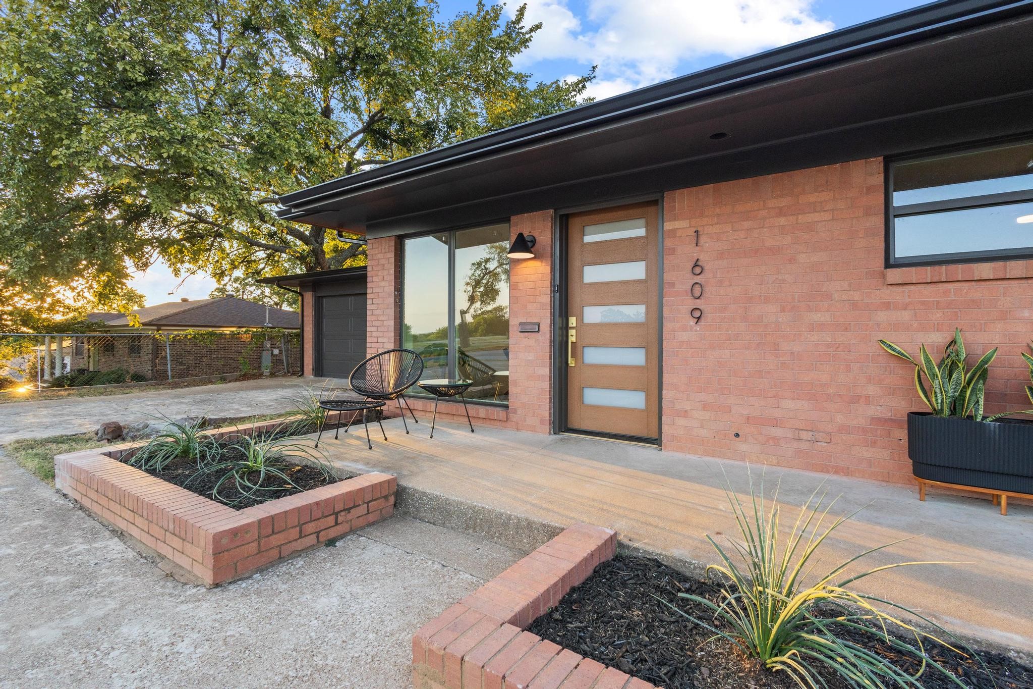 1609 W Woodard Street