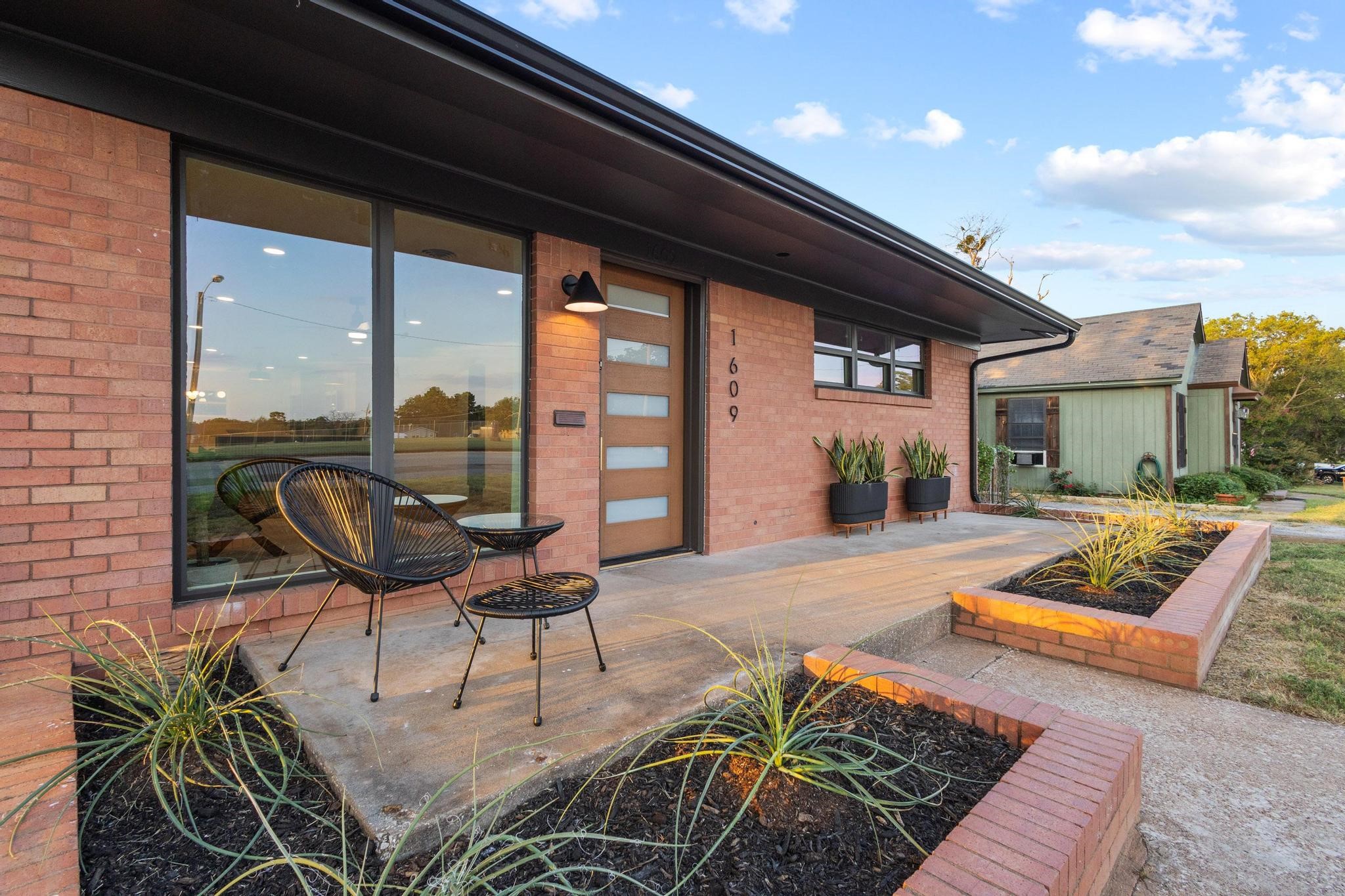 1609 W Woodard Street