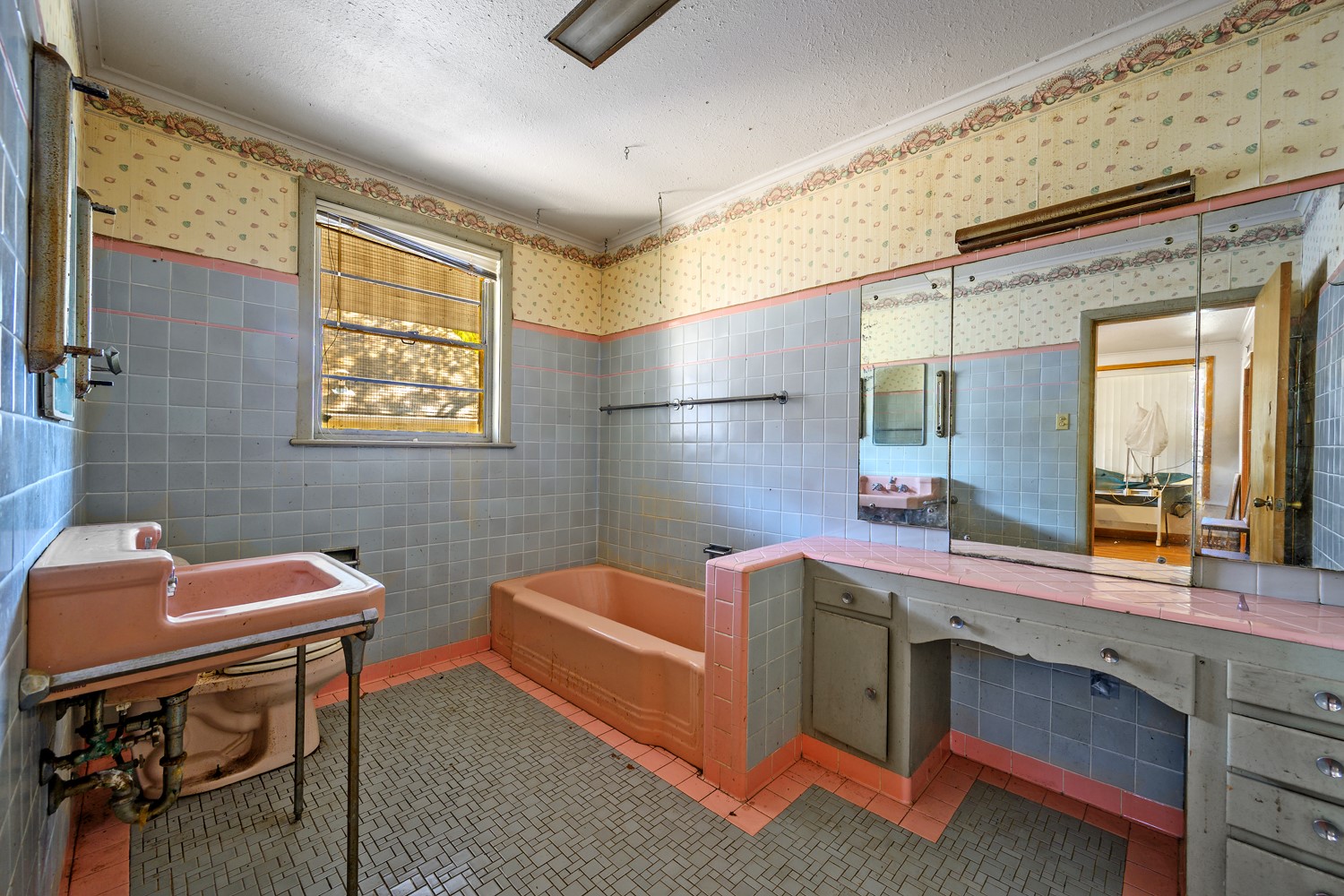 1114 W Walker Street