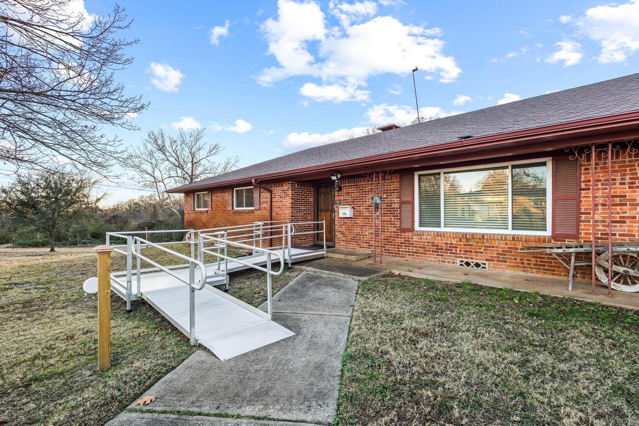 1701 S Lillis Lane