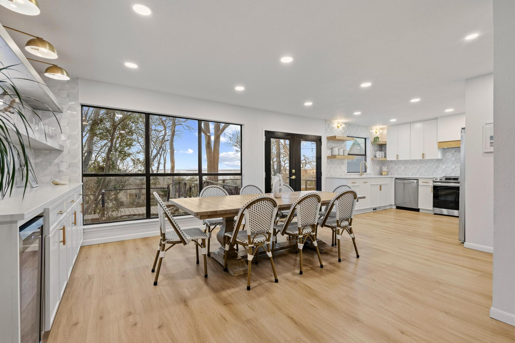 787 Lakeview Drive