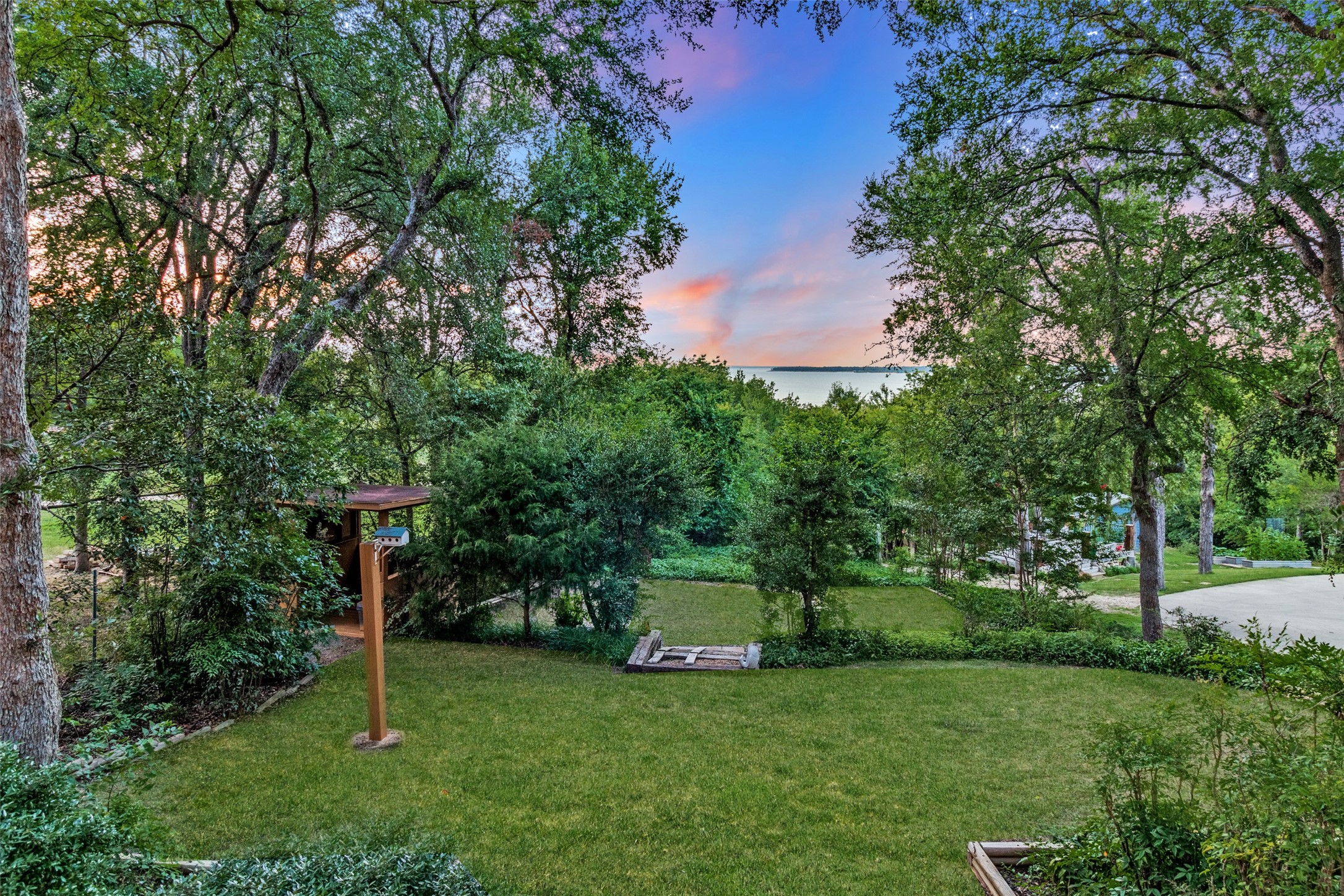 787 Lakeview Drive