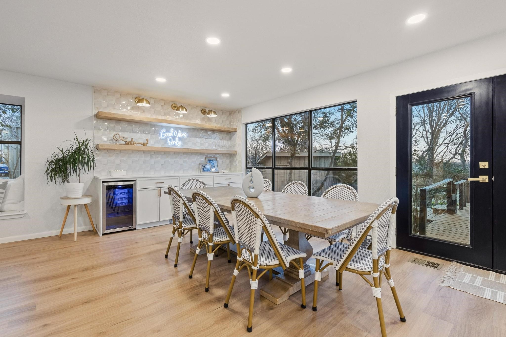 787 Lakeview Drive