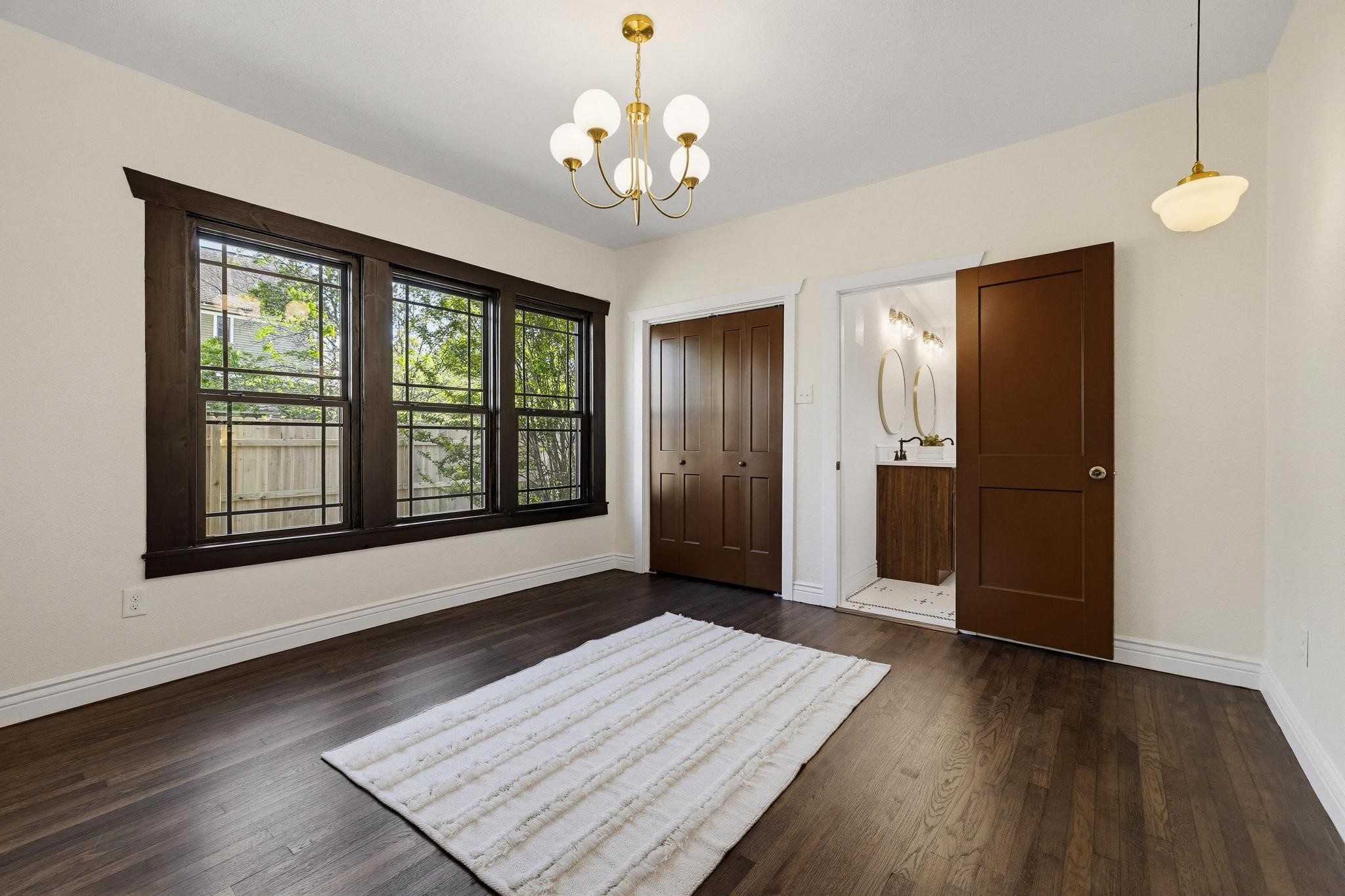 1112 S Travis Street