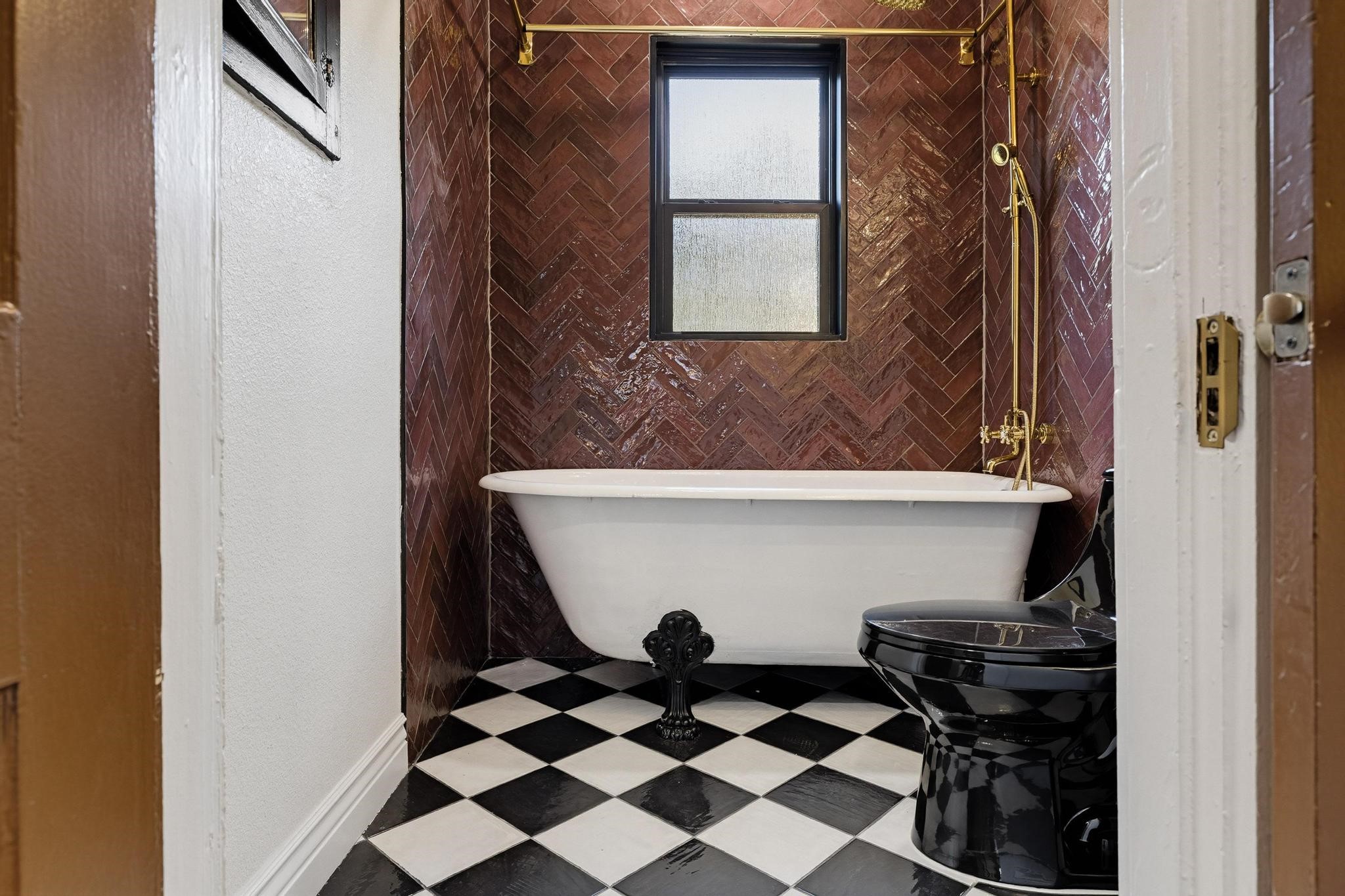 1112 S Travis Street