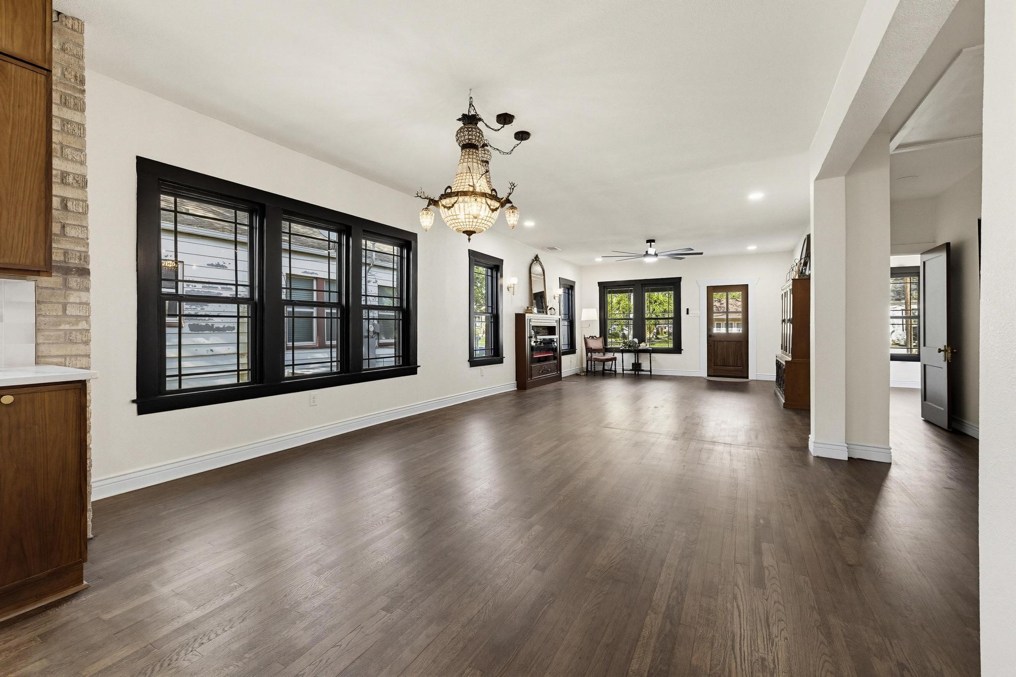 1112 S Travis Street