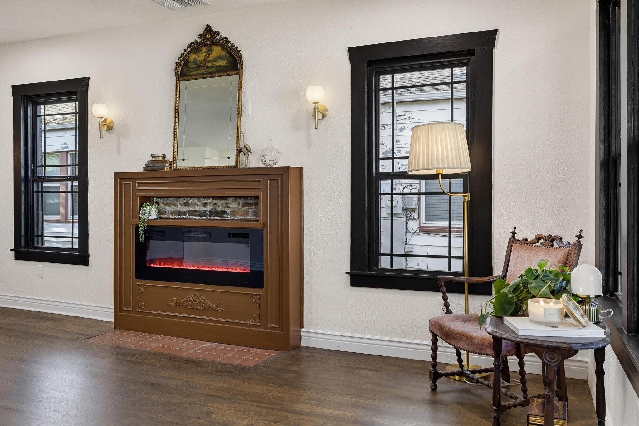 1112 S Travis Street