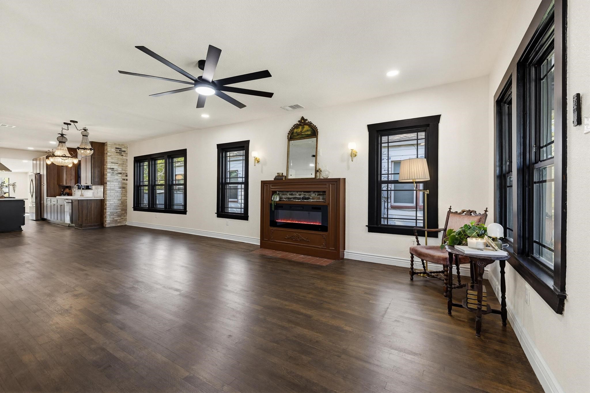 1112 S Travis Street