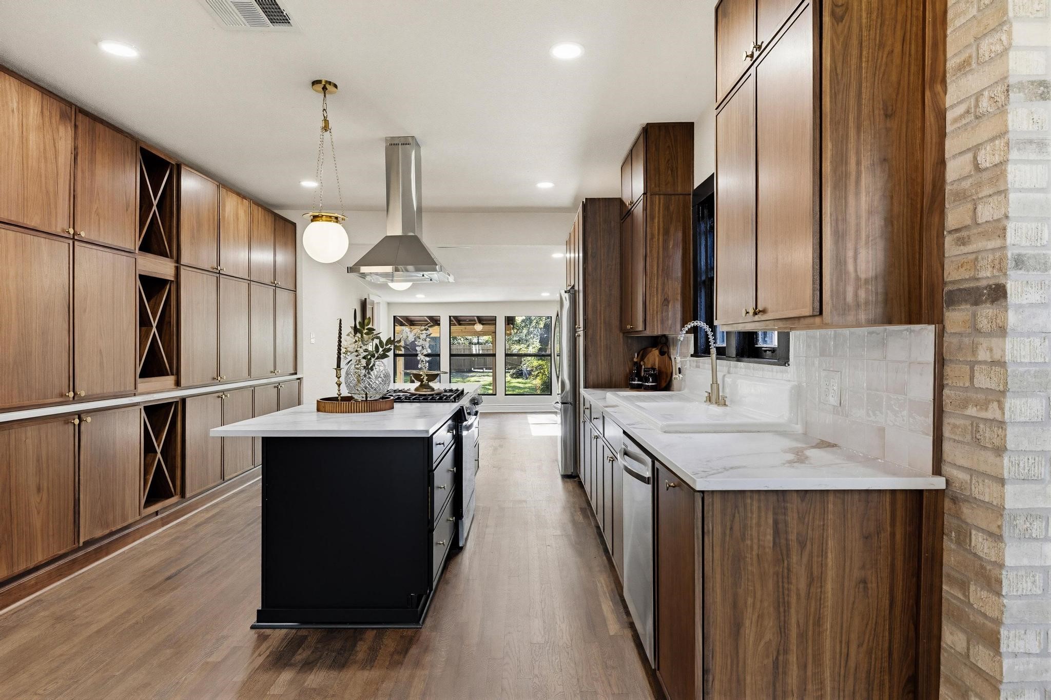 1112 S Travis Street