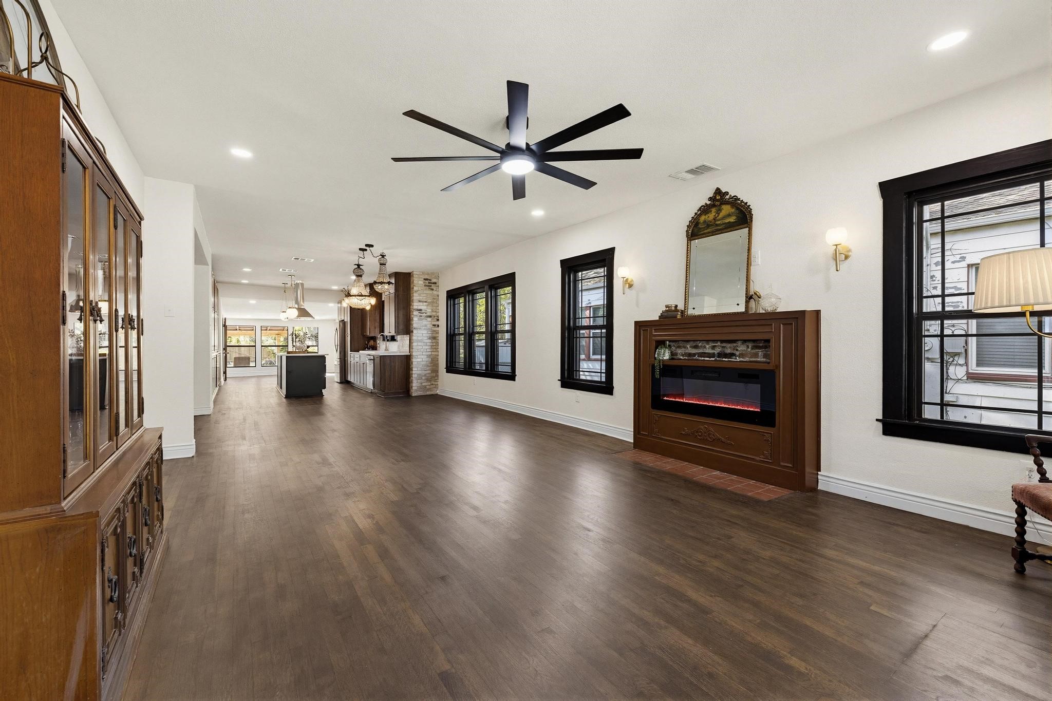 1112 S Travis Street