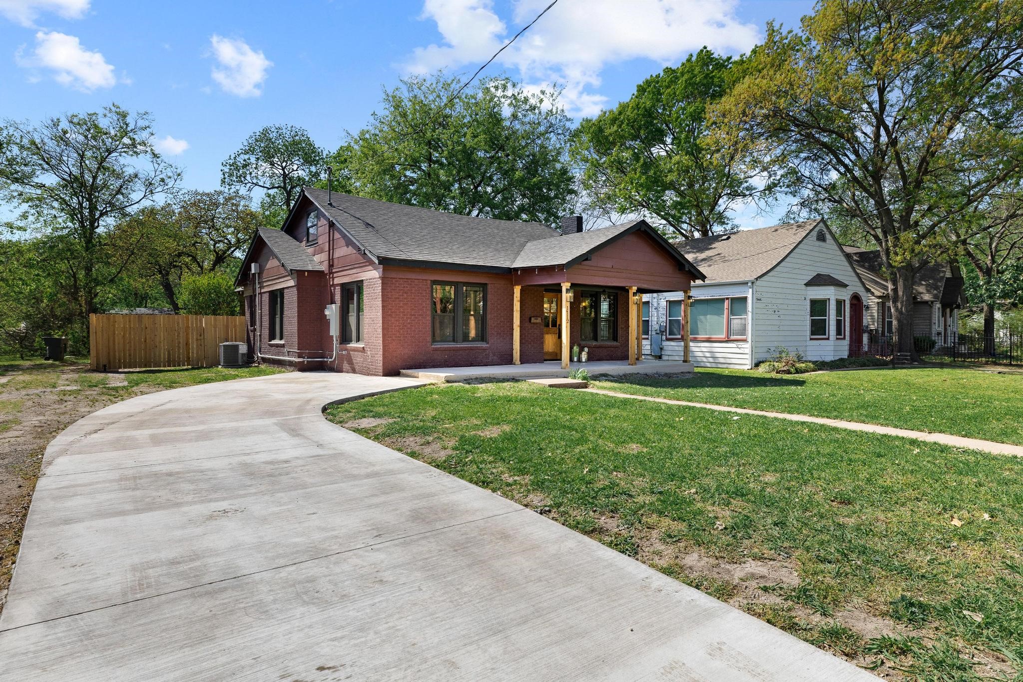 1112 S Travis Street