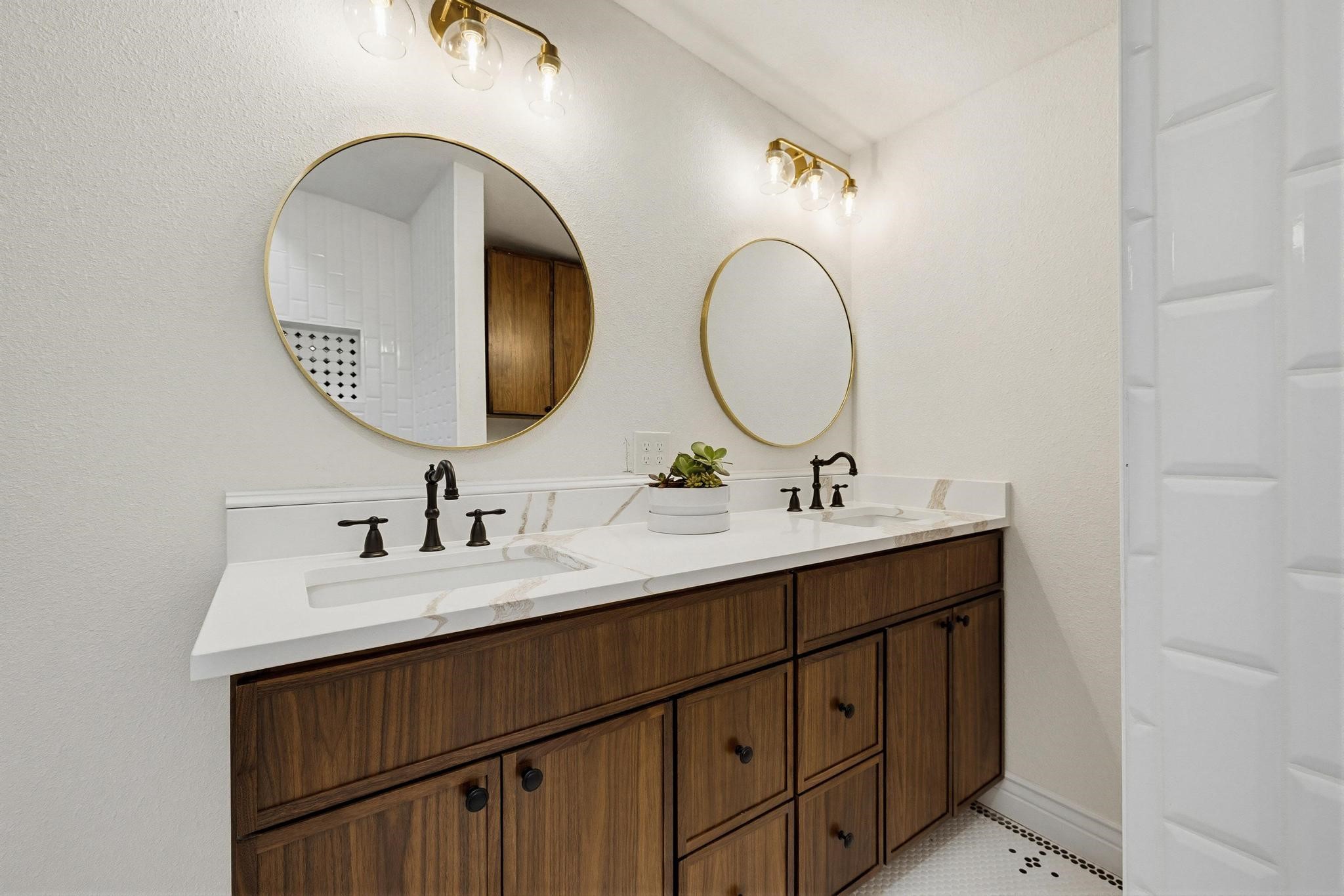 1112 S Travis Street