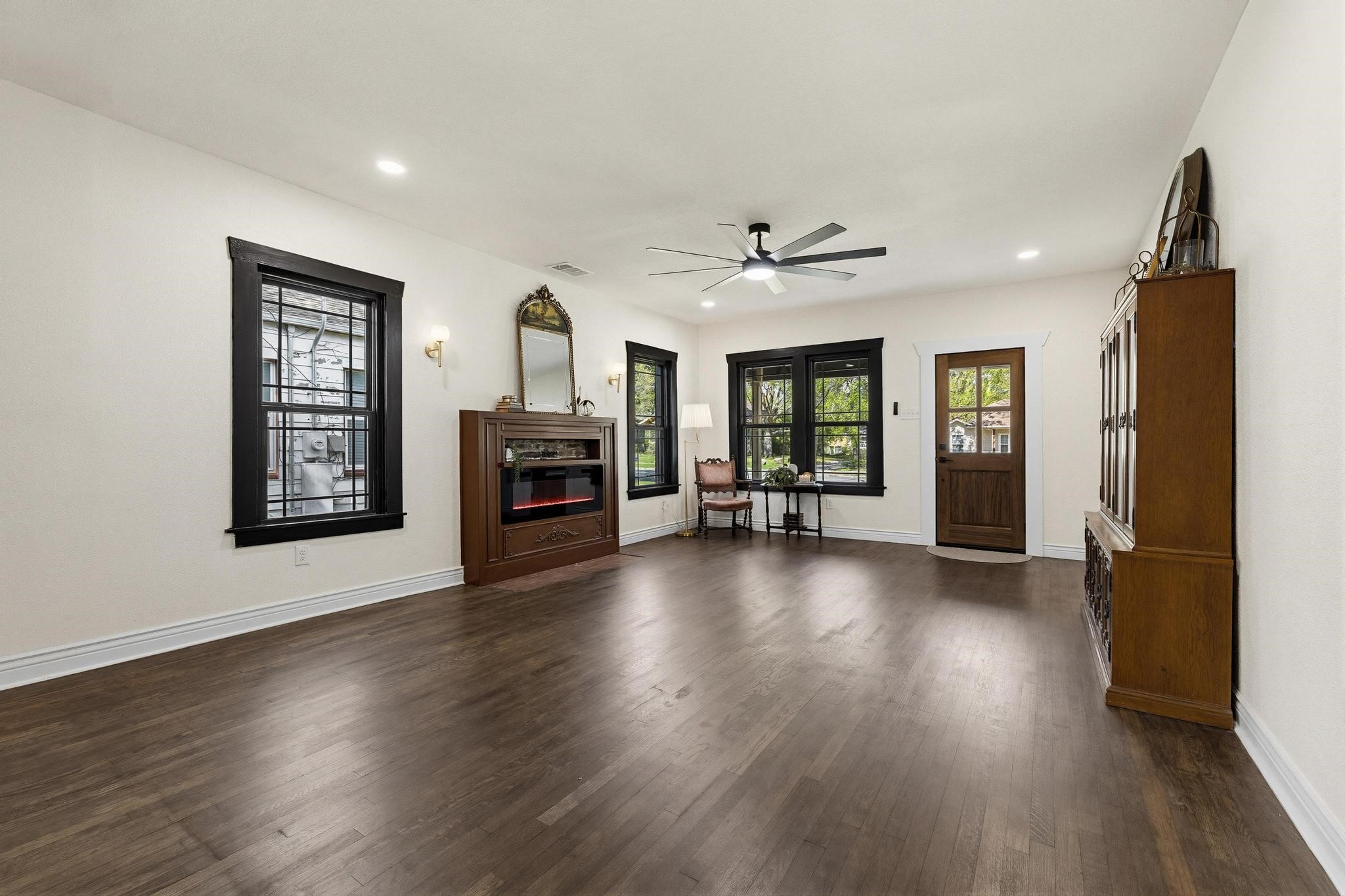 1112 S Travis Street