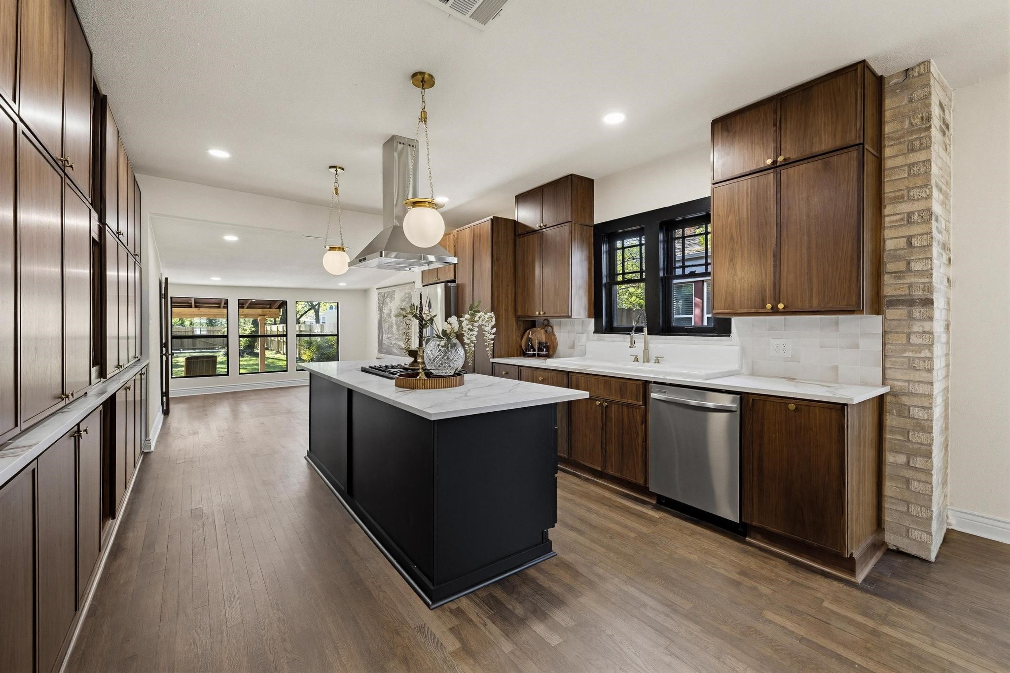 1112 S Travis Street