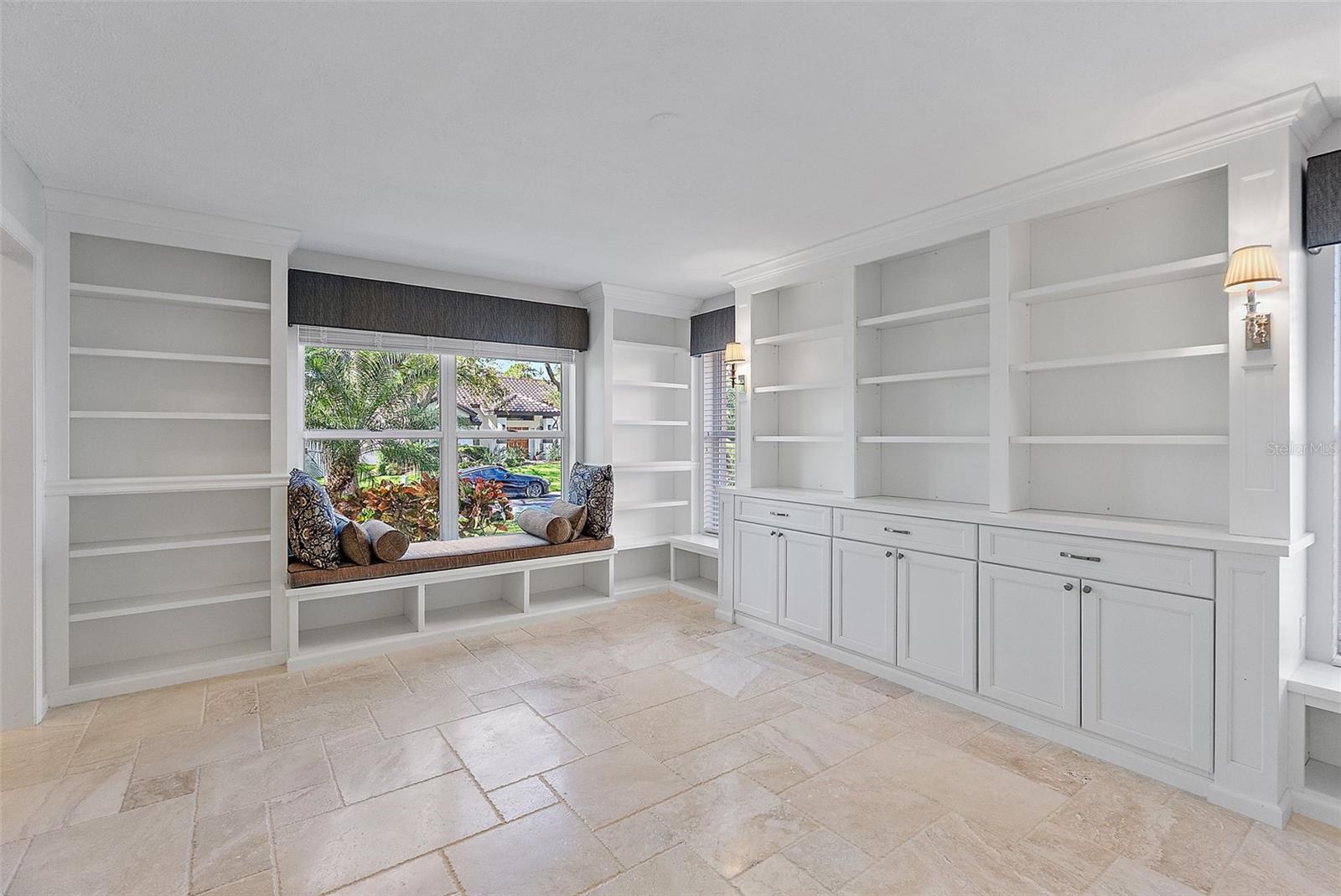 902 MARCO DR NE