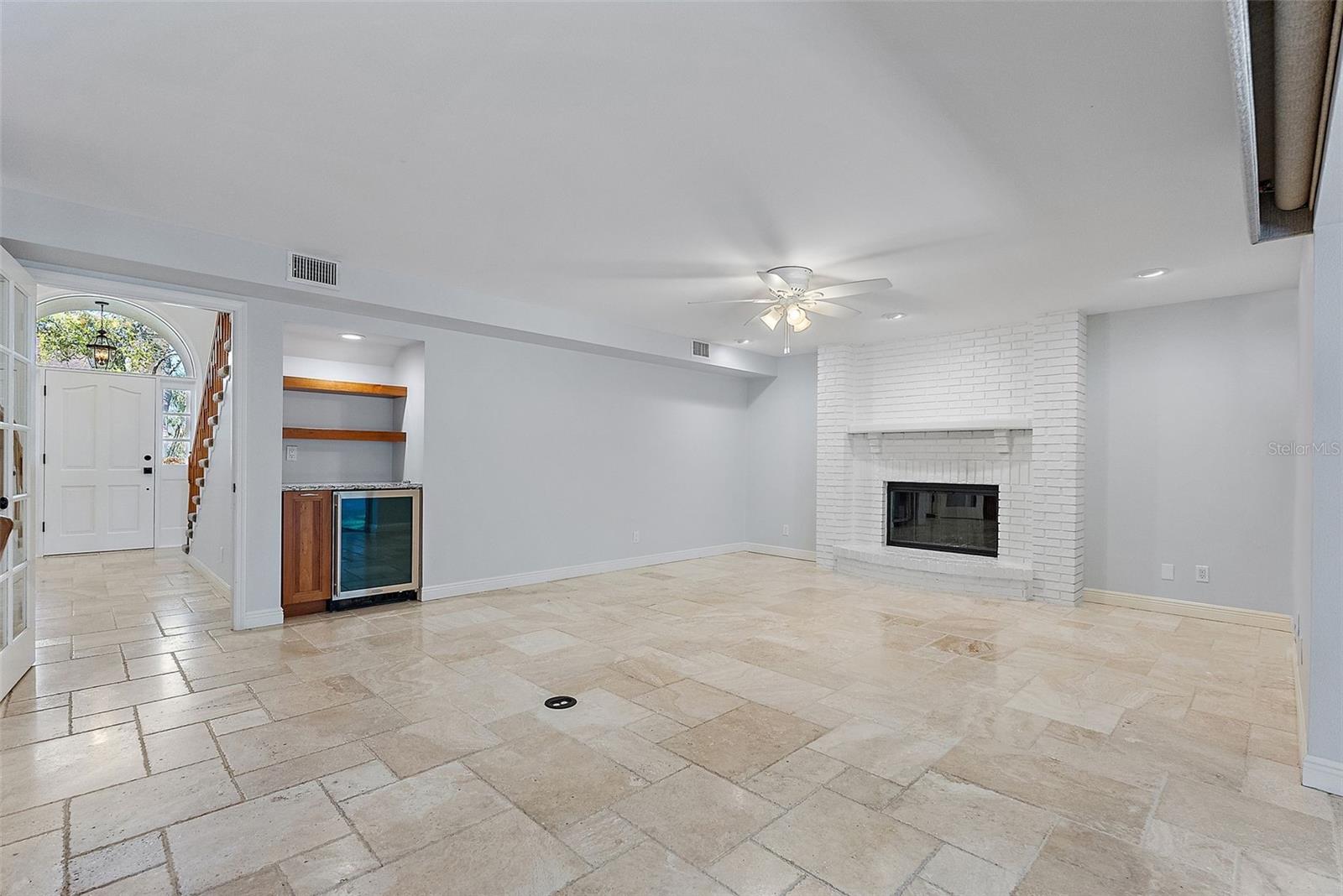 902 MARCO DR NE