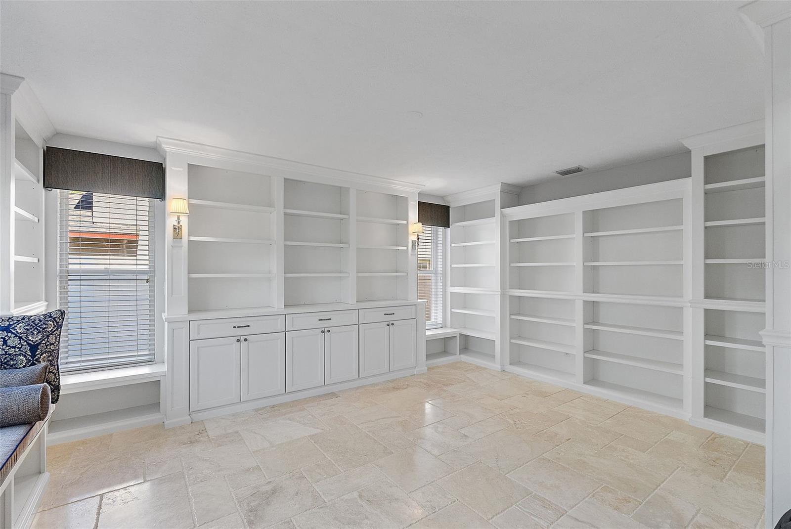 902 MARCO DR NE