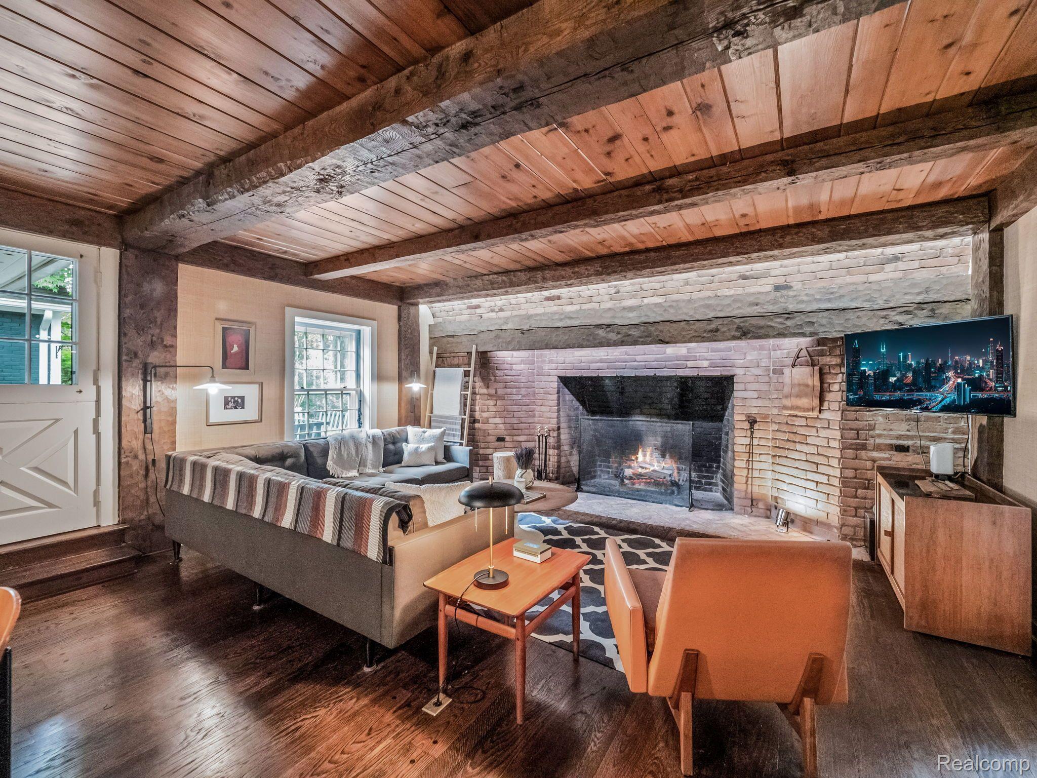 845 LONE PINE Road
