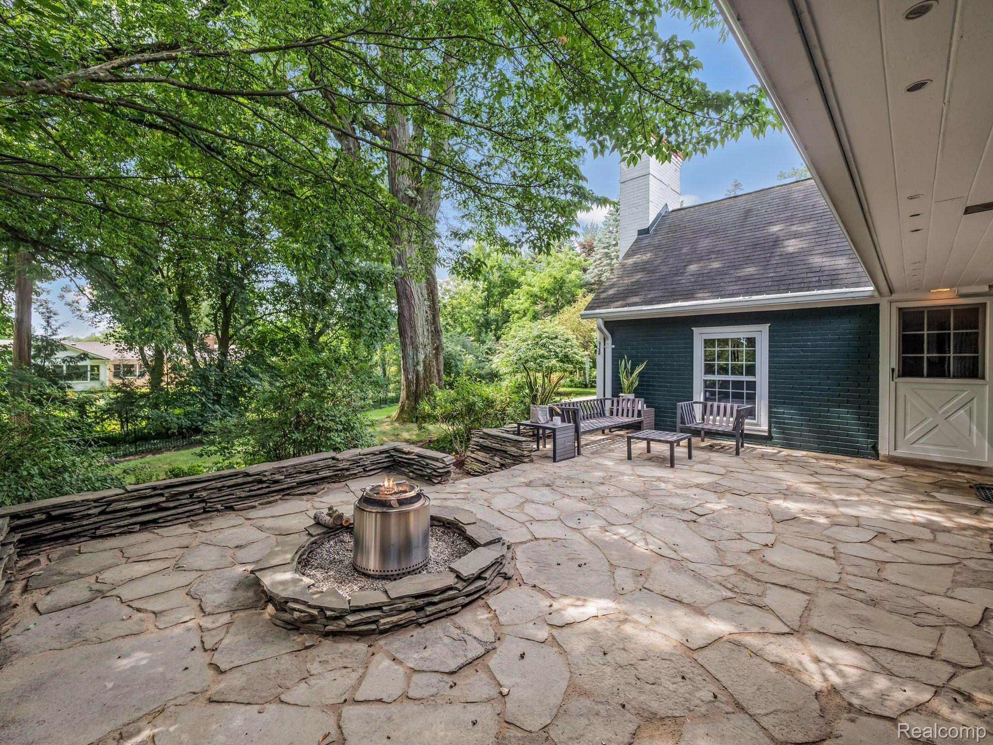 845 LONE PINE Road
