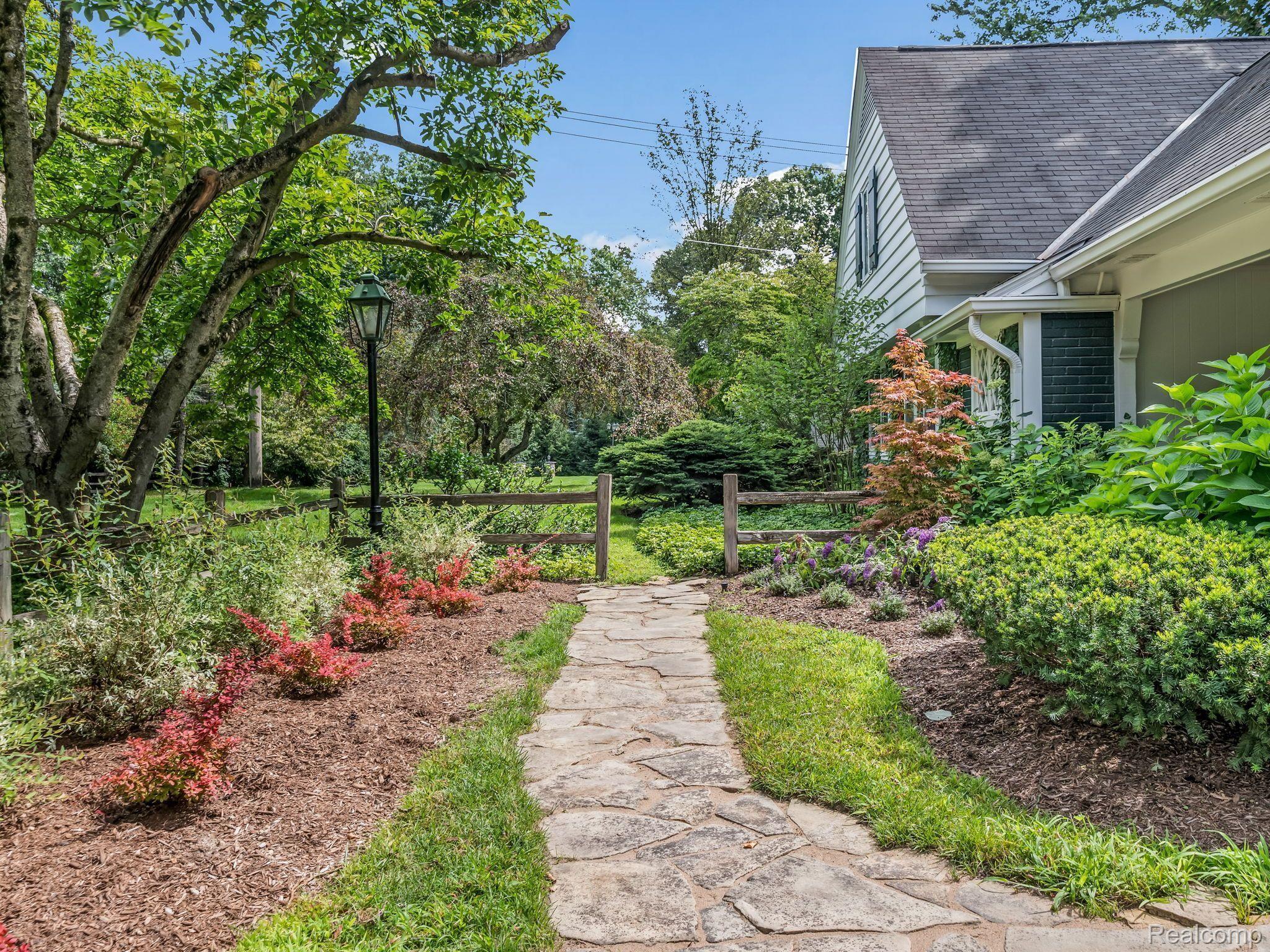 845 LONE PINE Road