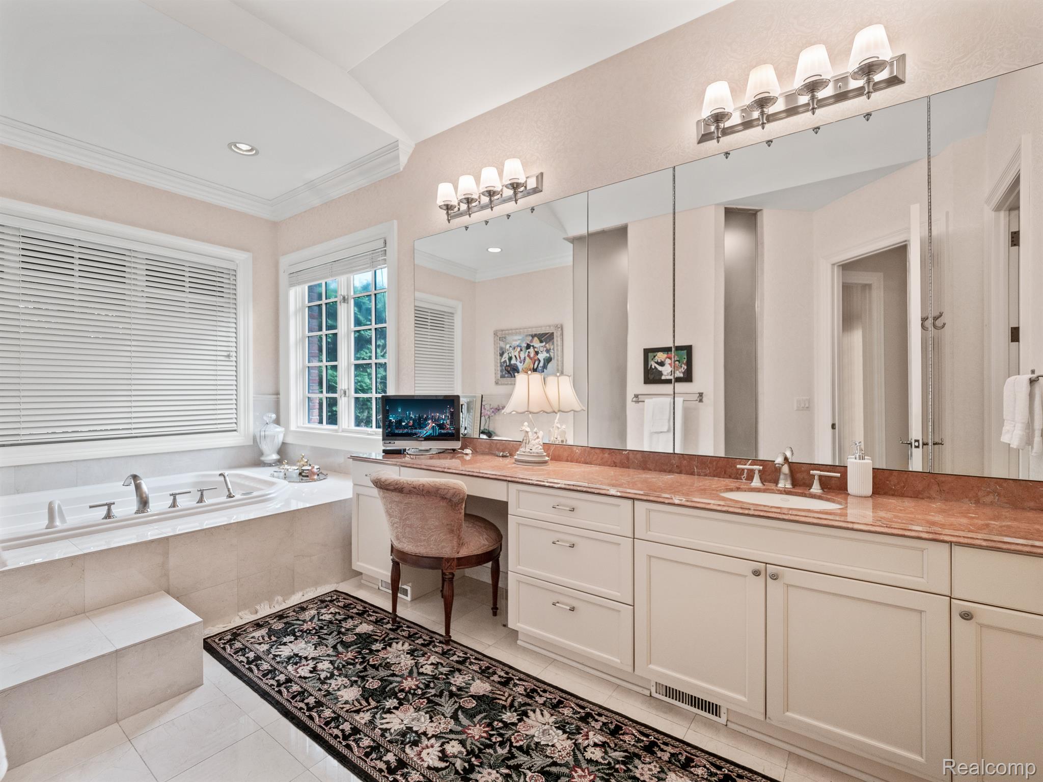 548 BARRINGTON Court